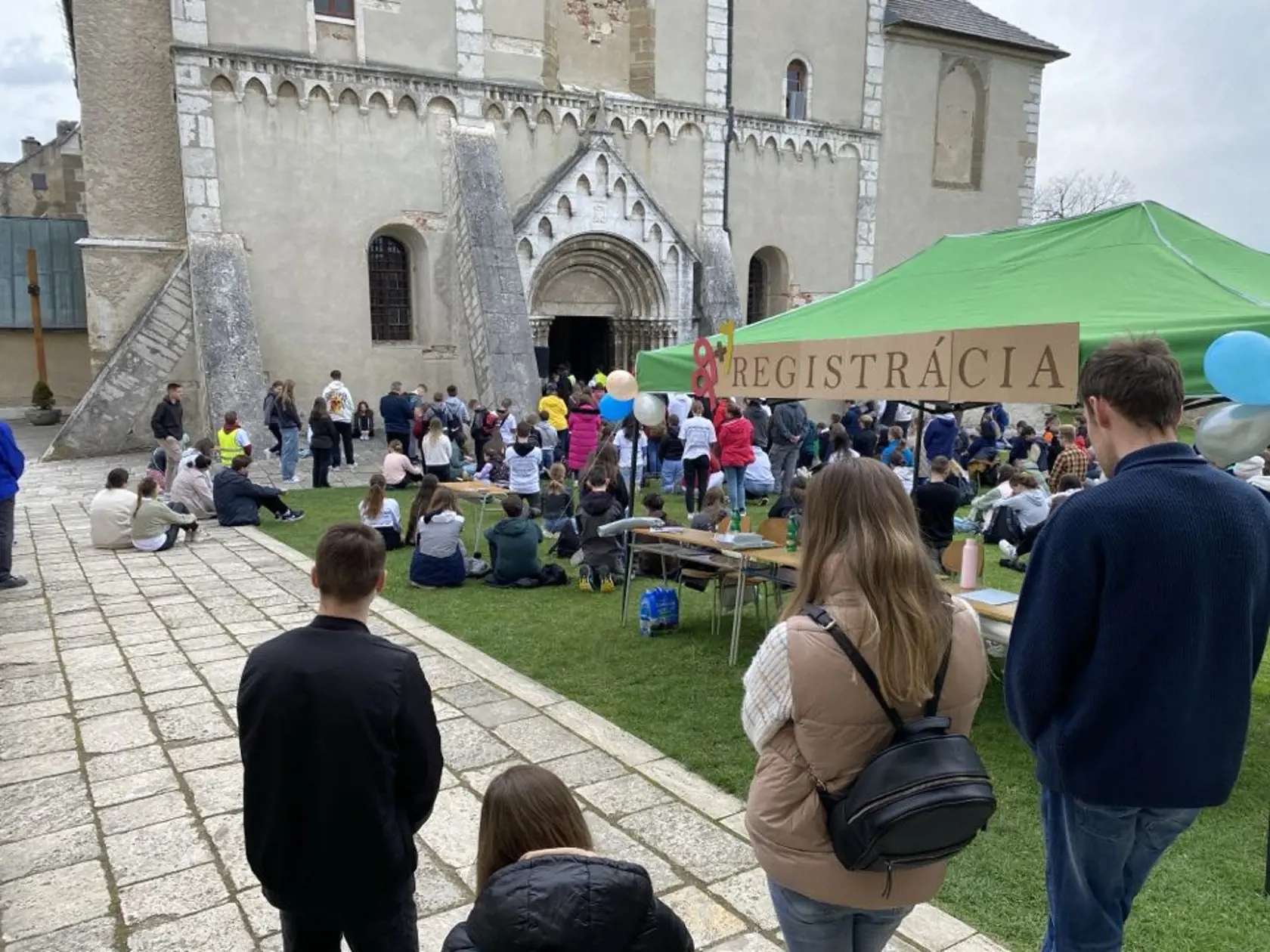 Pár metrov od tragédie, v kostole v Spišskej Kapitule, práve prebieha zádušná omša za obete nehody. Zúčastňuje sa na nej 1600 mladých veriacich, ktorí prišli na diecézne stretnutie s biskupom.