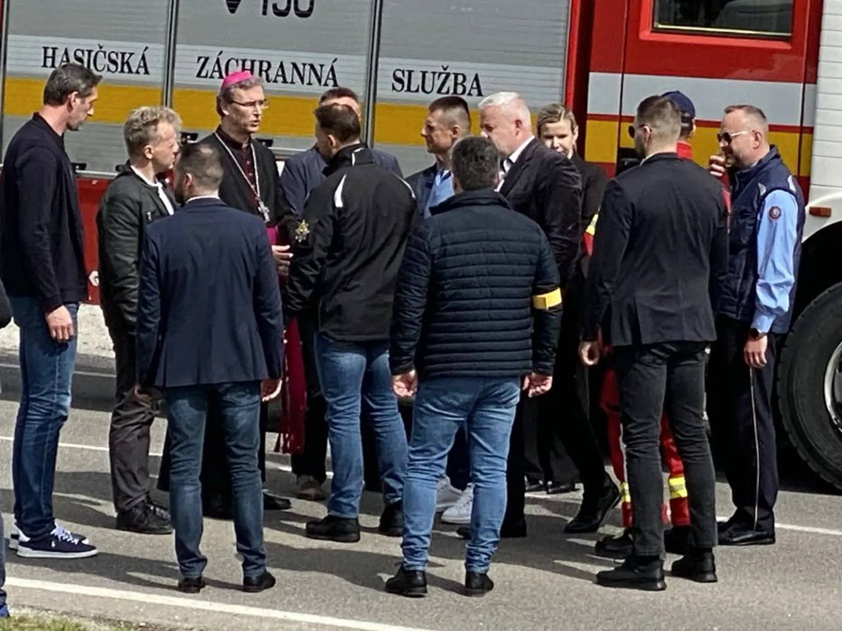Na miesto nehody dorazil už aj Matúš Šutaj Eštok aj s policajným prezidentom.