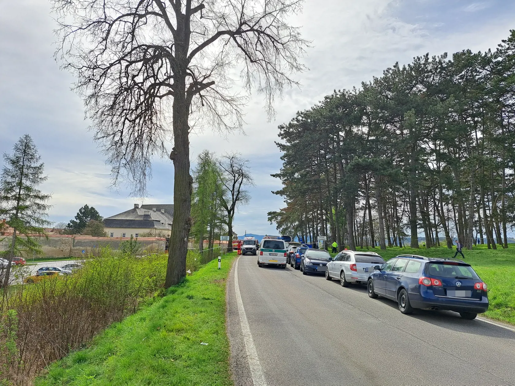 Na snímke príslušníci záchranných zložiek zasahujú  po nehode autobusu v Spišskom Podhradí pri Spišskej Kapitule v okrese Levoča v sobotu 6. apríla 2024. Pri nehode prišli o život dve osoby, počet zranených stúpol na sedem. FOTO TASR - Adriána Hudecová 