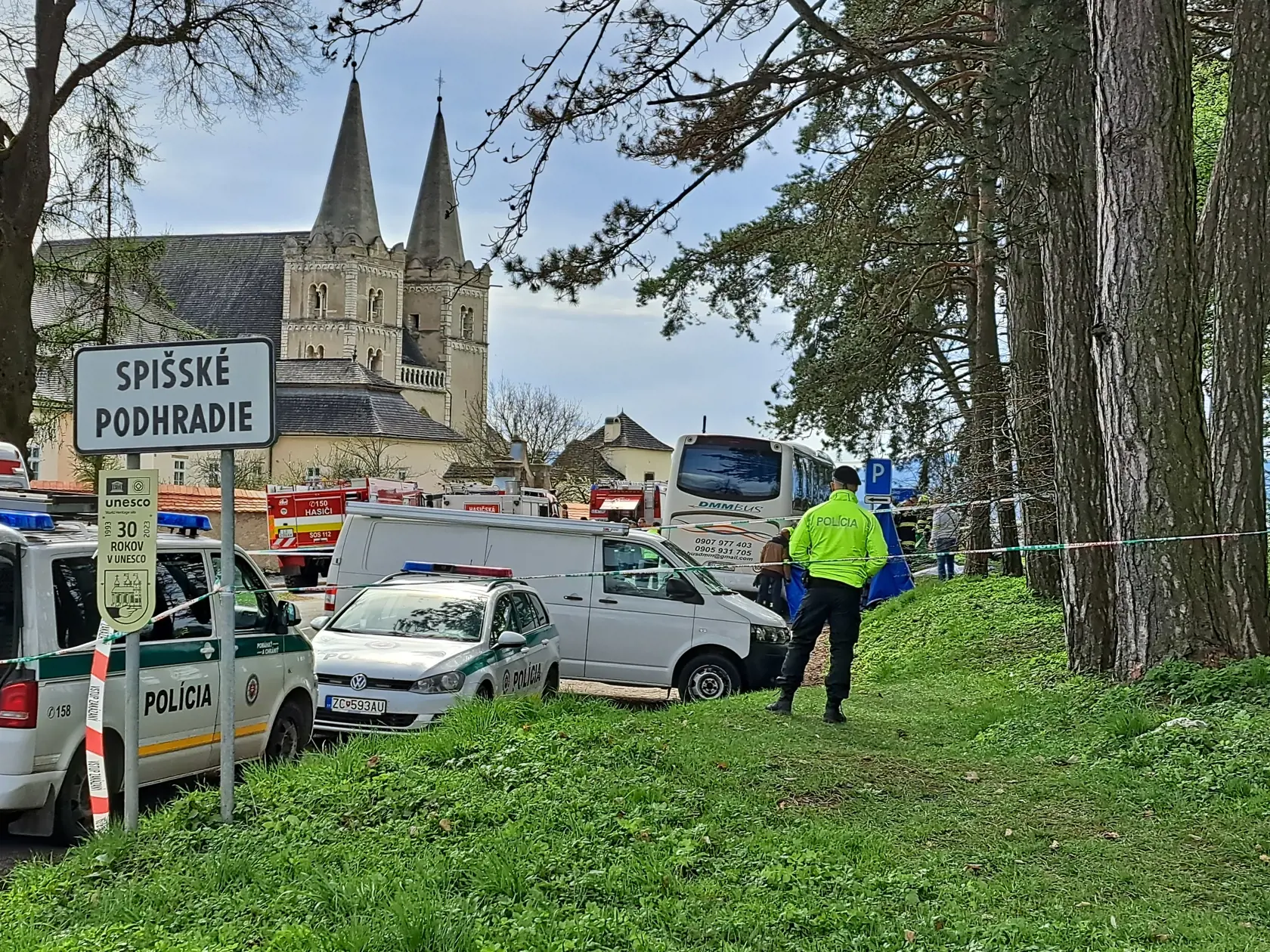 Na snímke príslušníci záchranných zložiek zasahujú  po nehode autobusu v Spišskom Podhradí pri Spišskej Kapitule v okrese Levoča v sobotu 6. apríla 2024. Pri nehode prišli o život dve osoby, počet zranených stúpol na sedem. FOTO TASR - Adriána Hudecová 