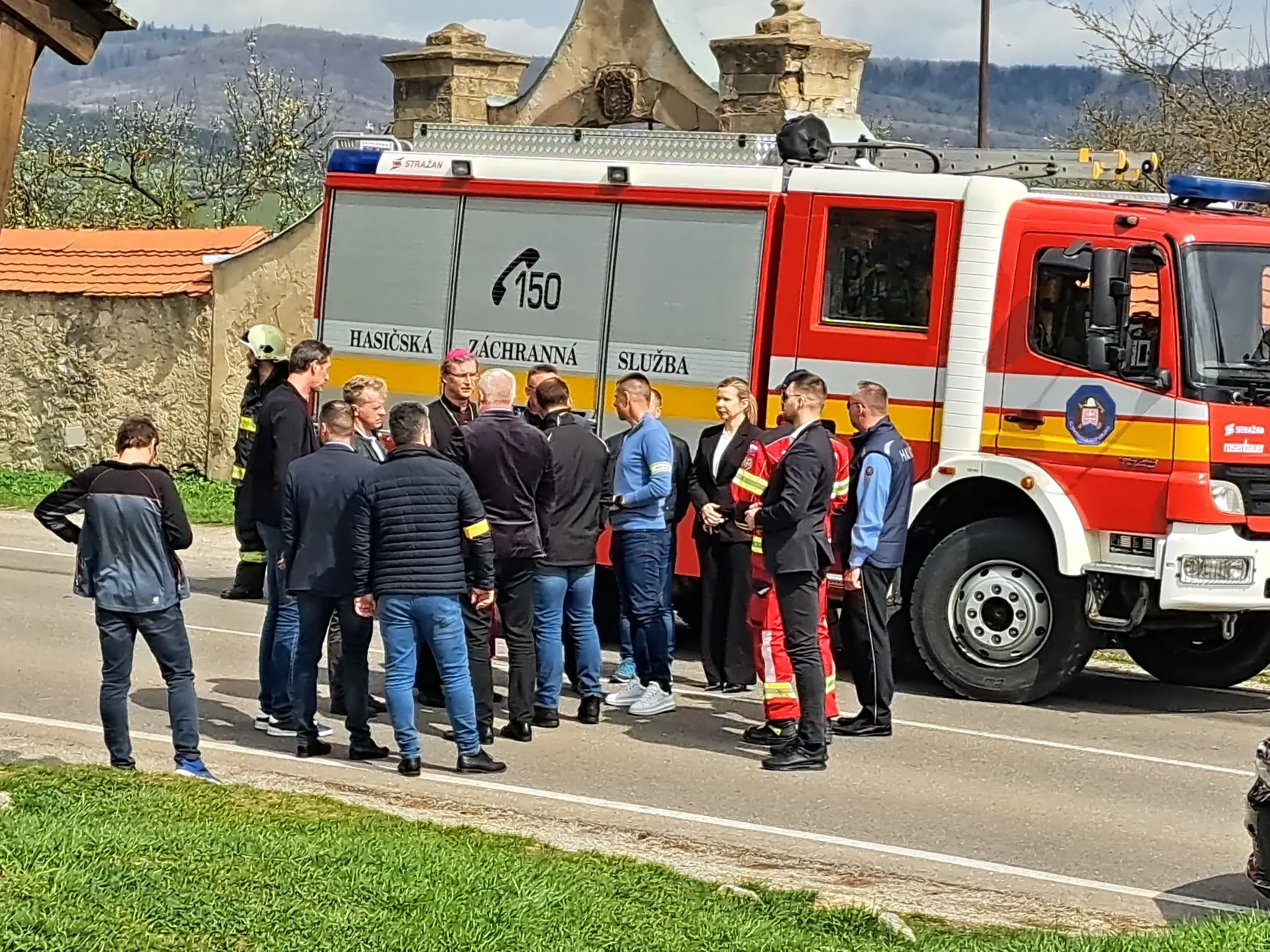 Počet mŕtvych po sobotňajšej tragickej nehode autobusu v Spišskom Podhradí pri Spišskej Kapitule v okrese Levoča stúpol na troch. Oznámil to minister vnútra Matúš Šutaj Eštok (Hlas-SD) počas brífingu v Spišskom Podhradí. Podľa neho išlo o mladé dievčatá. Jedno ďalšie dievča je vo vážnom stave a bojuje o život v košickej nemocnici. Na snímke minister vnútra SR Matúš Šutaj Eštok počas rozhovoru so záchranným zložkami na mieste nehody autobusu v Spišskom Podhradí v sobotu 6. apríla 2024. FOTO TASR 