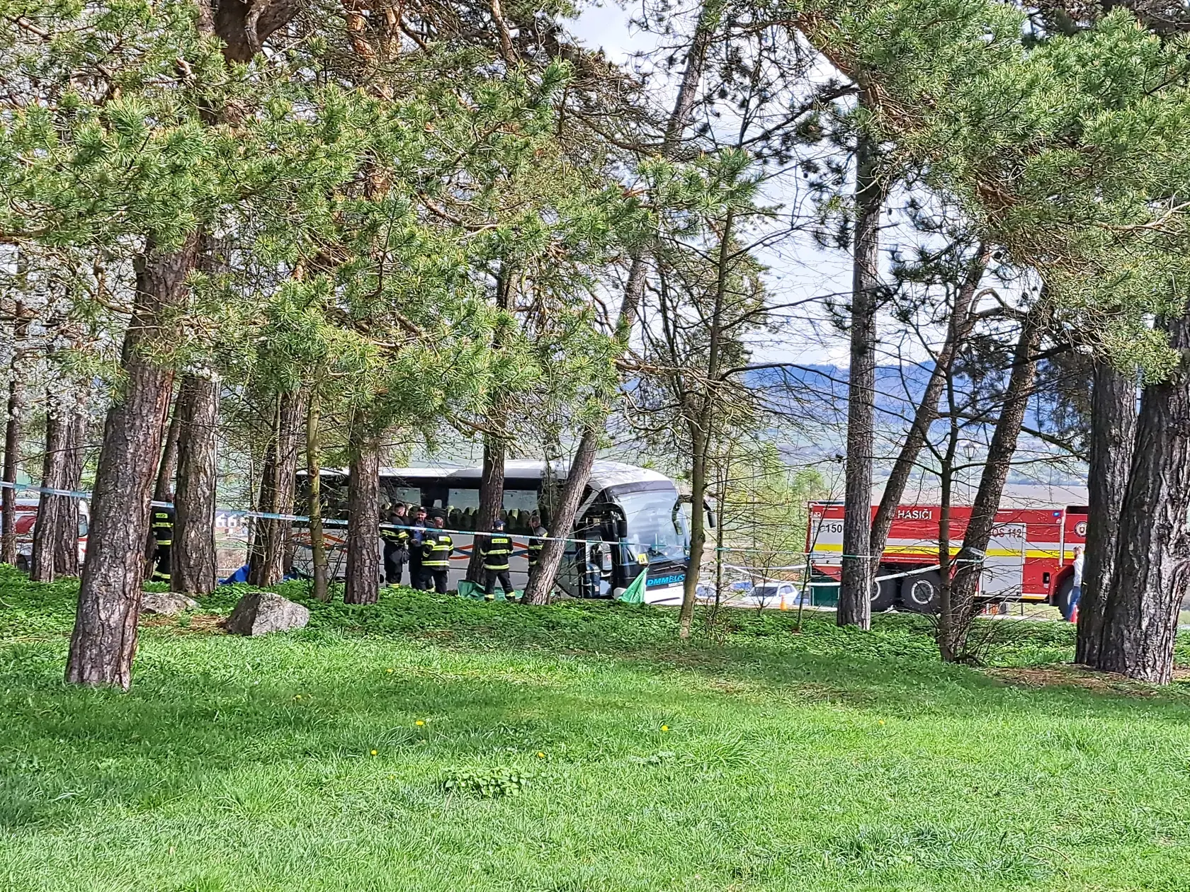 Na snímke príslušníci záchranných zložiek zasahujú  po nehode autobusu v Spišskom Podhradí pri Spišskej Kapitule v okrese Levoča v sobotu 6. apríla 2024. Pri nehode prišli o život dve osoby, počet zranených stúpol na sedem. FOTO TASR - Adriána Hudecová 