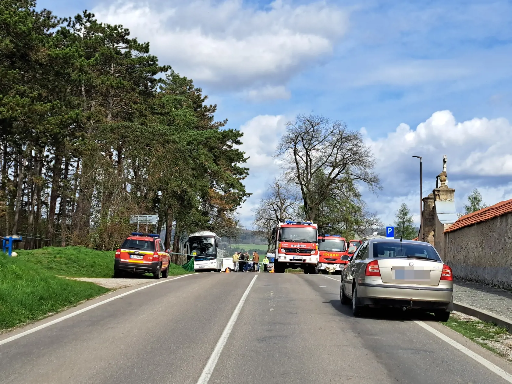 Na snímke príslušníci záchranných zložiek zasahujú  po nehode autobusu v Spišskom Podhradí pri Spišskej Kapitule v okrese Levoča v sobotu 6. apríla 2024. Pri nehode prišli o život dve osoby, počet zranených stúpol na sedem. FOTO TASR - Adriána Hudecová 