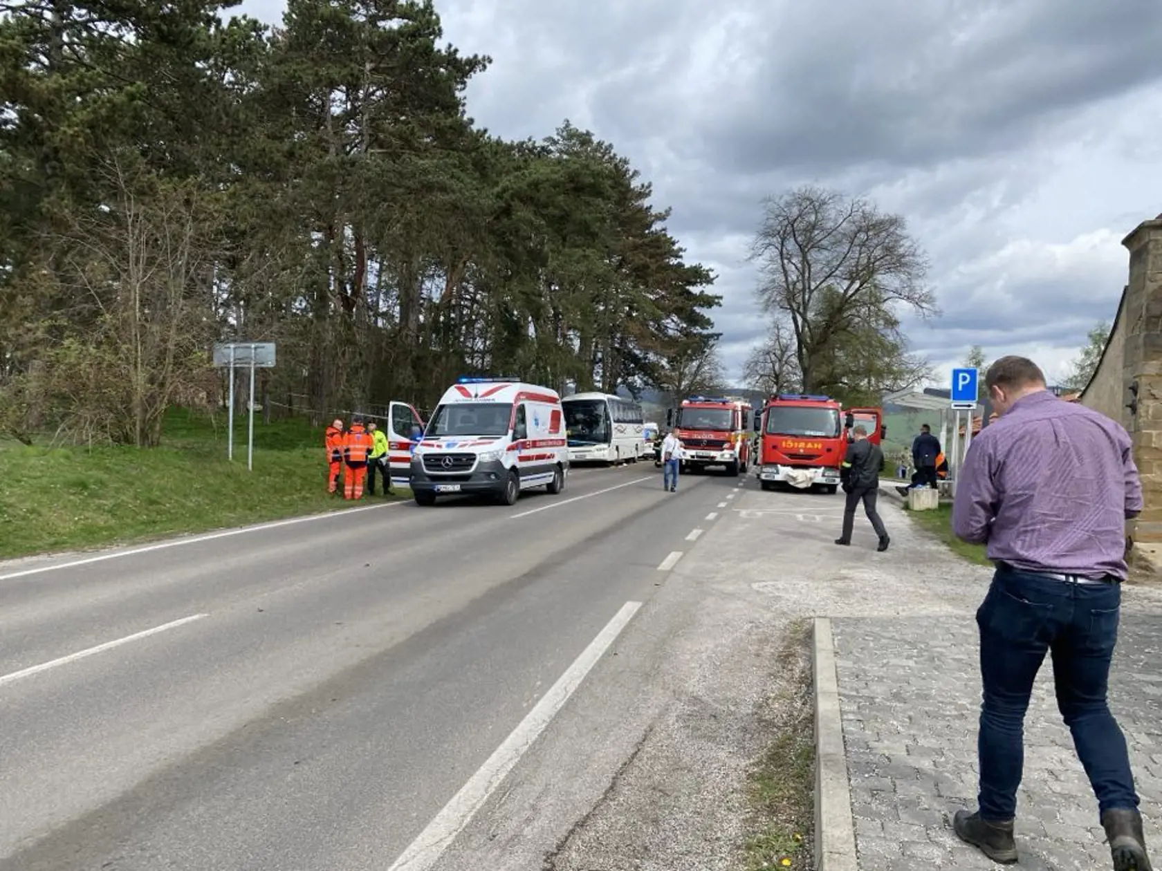 Po nehode autobusu v Spišskom Podhradí evidujú mŕtvych aj zranených