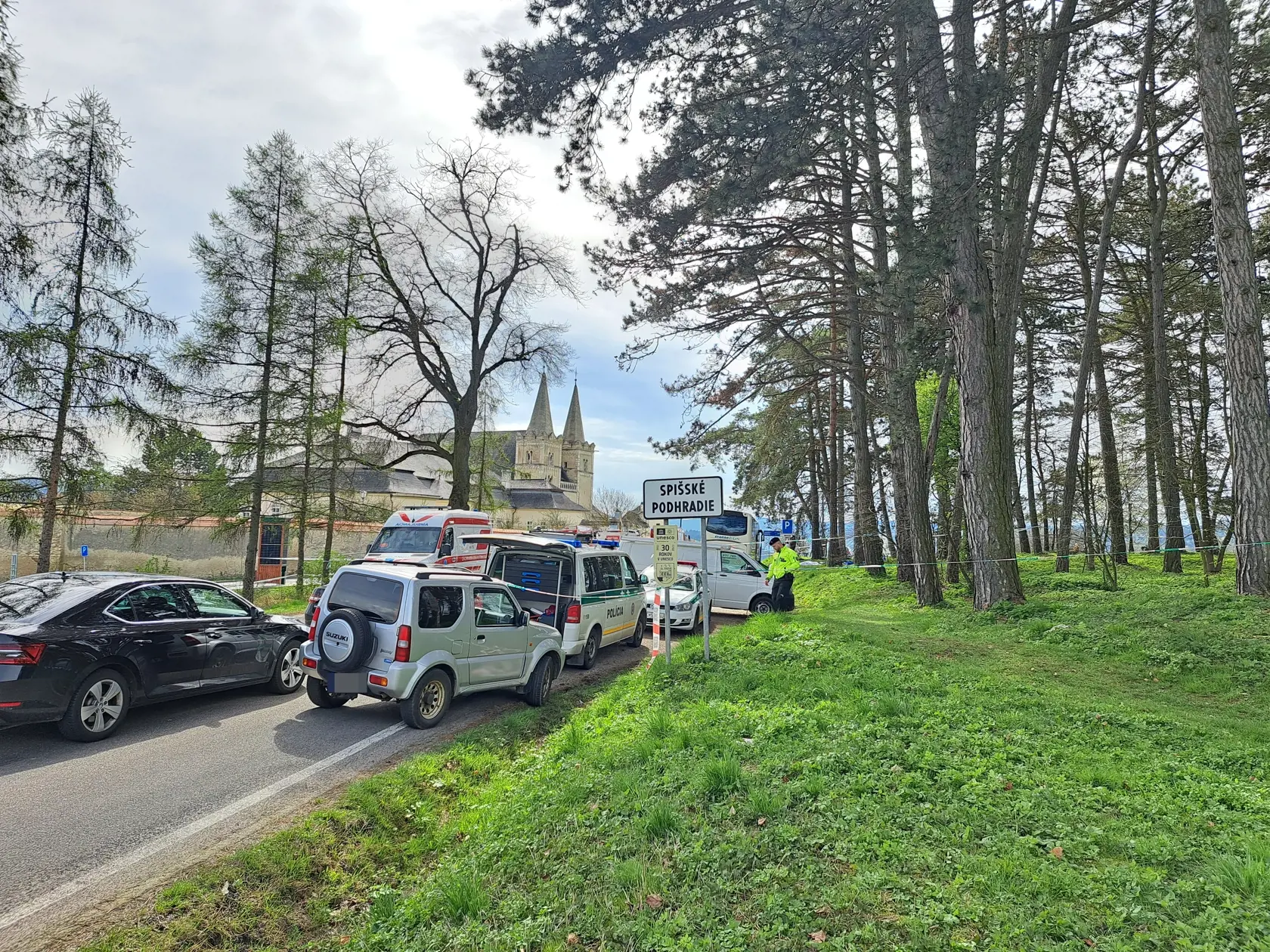 Na snímke príslušníci záchranných zložiek zasahujú  po nehode autobusu v Spišskom Podhradí pri Spišskej Kapitule v okrese Levoča v sobotu 6. apríla 2024. Pri nehode prišli o život dve osoby, počet zranených stúpol na sedem. FOTO TASR - Adriána Hudecová 
