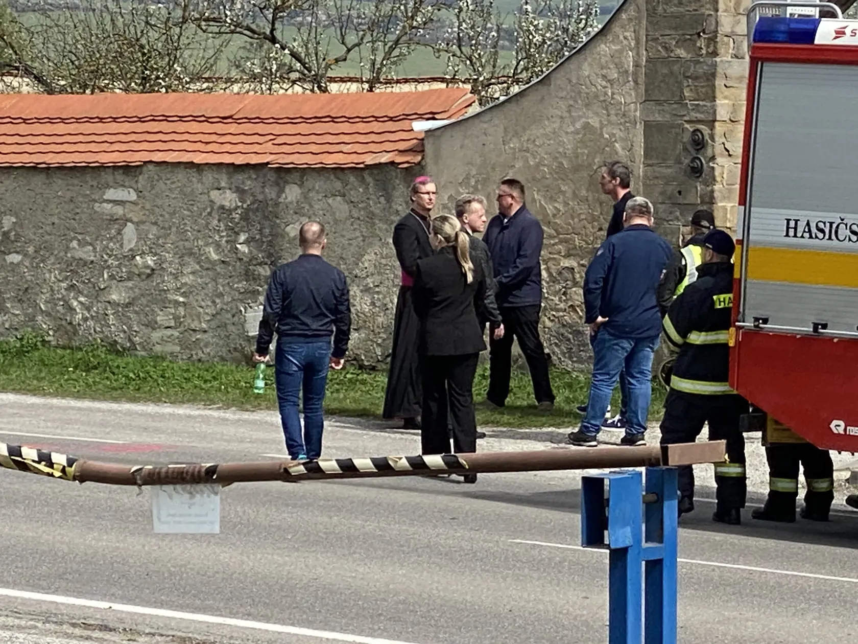 Na miesto tragédie prišli aj dvaja otcovia obetí.
