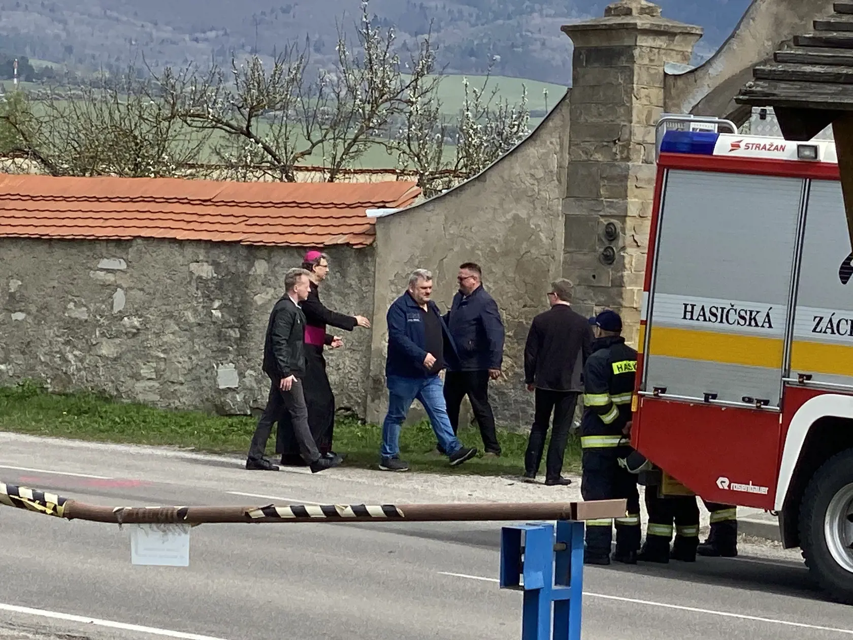 Na miesto tragédie prišli aj dvaja otcovia obetí.