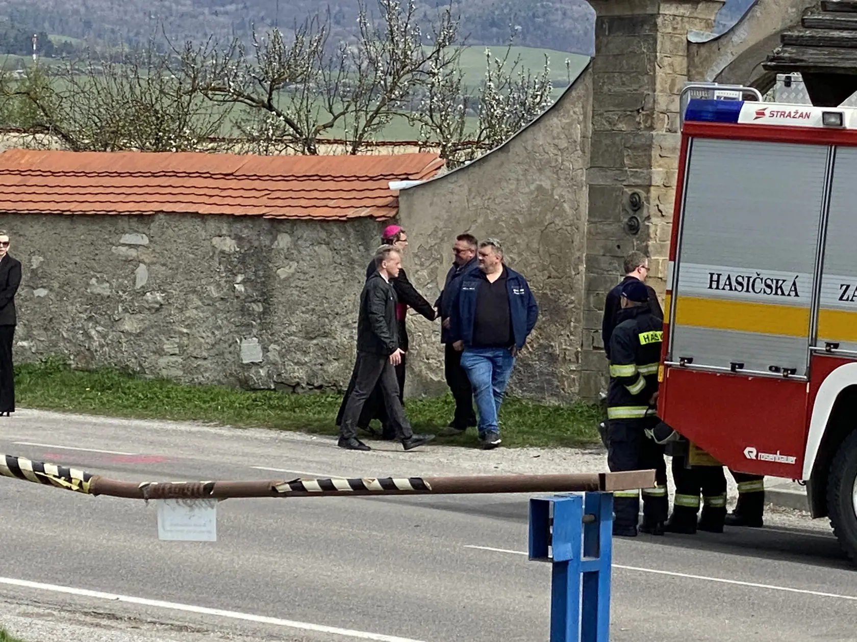 Na miesto tragédie prišli aj dvaja otcovia obetí.