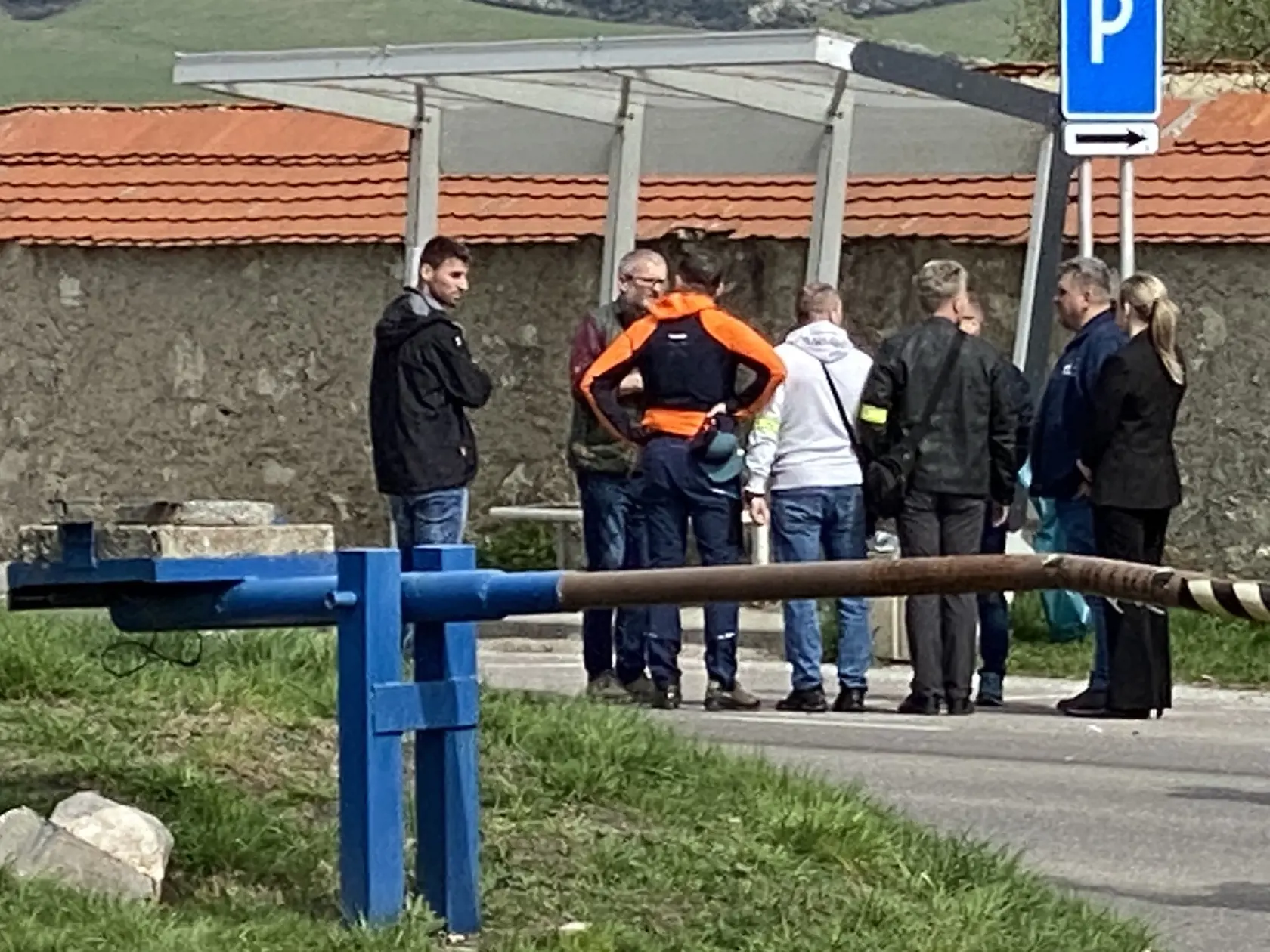 Na miesto tragédie prišli aj rodičia obetí, v oranžovej bunde je otec Lucie, primátor Starej Ľubovne, druhý sprava je otec Sofie.