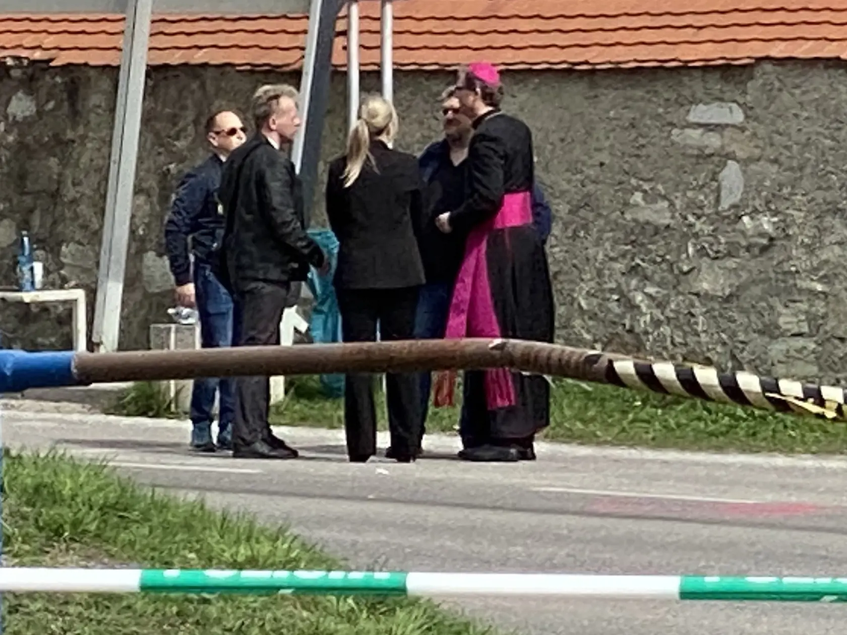 Na miesto tragédie prišli aj dvaja otcovia obetí.Na miesto tragédie prišli aj dvaja otcovia obetí.