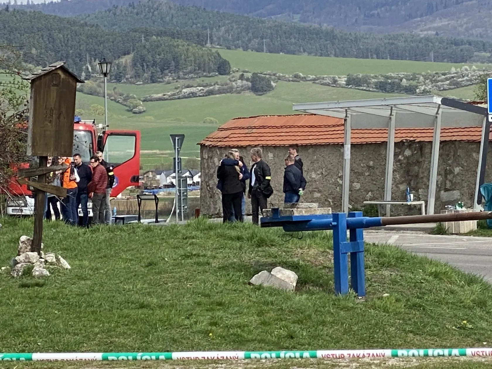 Rodičia dievčat prišli na miesto nehody.