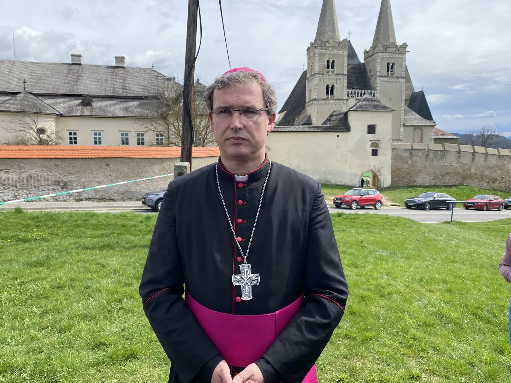 Spišský diecézny biskup František Trstenský je medzi mládežou v diecéze mimoriadne obľúbený. Aj preto na stretnutie s ním prišlo 1600 mladých ľudí, medzi nimi aj výprava zo Starej Ľubovne. Do desiatich z nich narazil autobus vo chvíli, keď stáli pred ním. Vozidlo sa z neznámych príčin dalo do pohybu. Tri dievčatá následkam zranení podľahlo. Biskup niesol tragédiu ťažko.