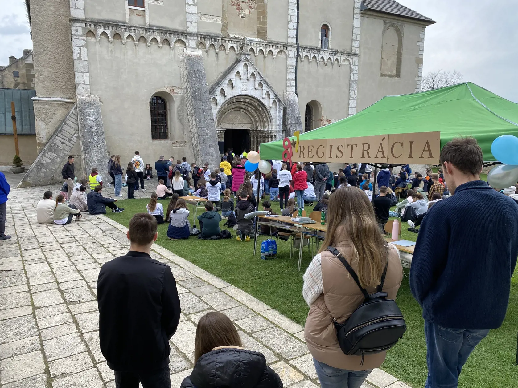 Zádušná omša za obete nehody v Spišskom Podhradí v Katedrále sv. Martina v Spišskej Kapitule za účasti návštevníkov plánovaného diecézneho stretnutia mládeže so spišským biskupom Františekom Trstenským. Namierené tam malo 1600 mladých ľudí.