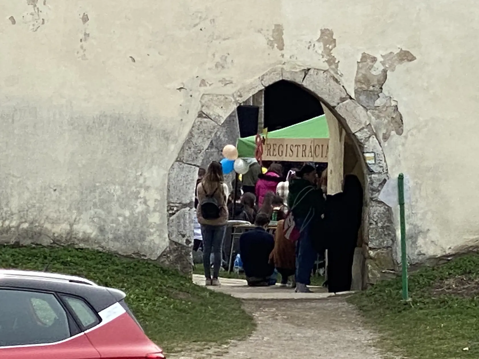 Zábery z miesta nehody pri Spišskej Kapitule v Spišskom Podhradí (okres Levoča), ktorá sa stala ráno 6. apríla 2024. Jej účastníkmi sa stalo desať mladých ľudí, ktorí sa dostali do stretu s autobusom, ktorý ich priviezol zo Starej Ľubovne na stretnutie mládeže so spišským diecéznym biskupom Františkom Trstenským. Autobus sa dal do pohybu a narazil do mladých ľudí. V deň udalosti tri dievčatá na následky nehody zomreli. Na miesto policajti dlhé hodiny zabezpečovali dôkazy.