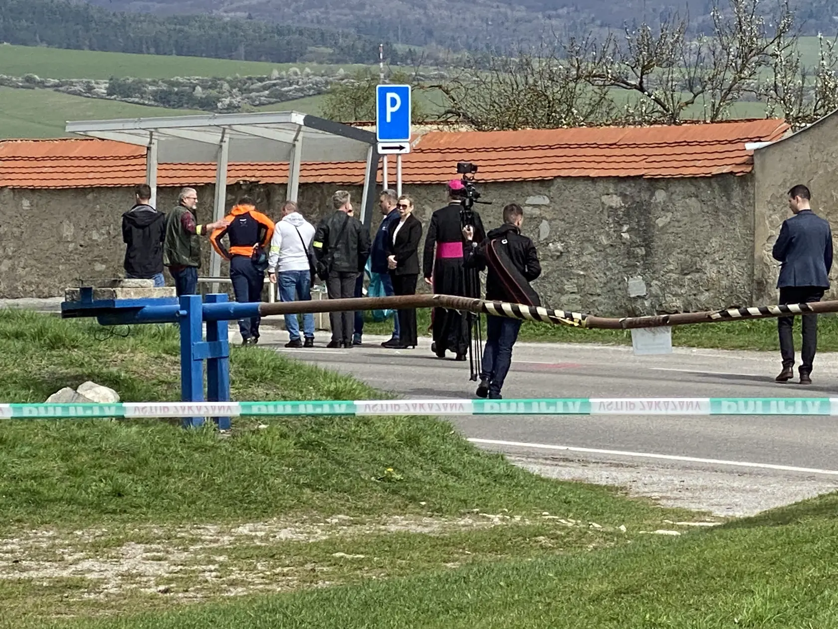 Na miesto tragédie prišli aj dvaja otcovia obetí.