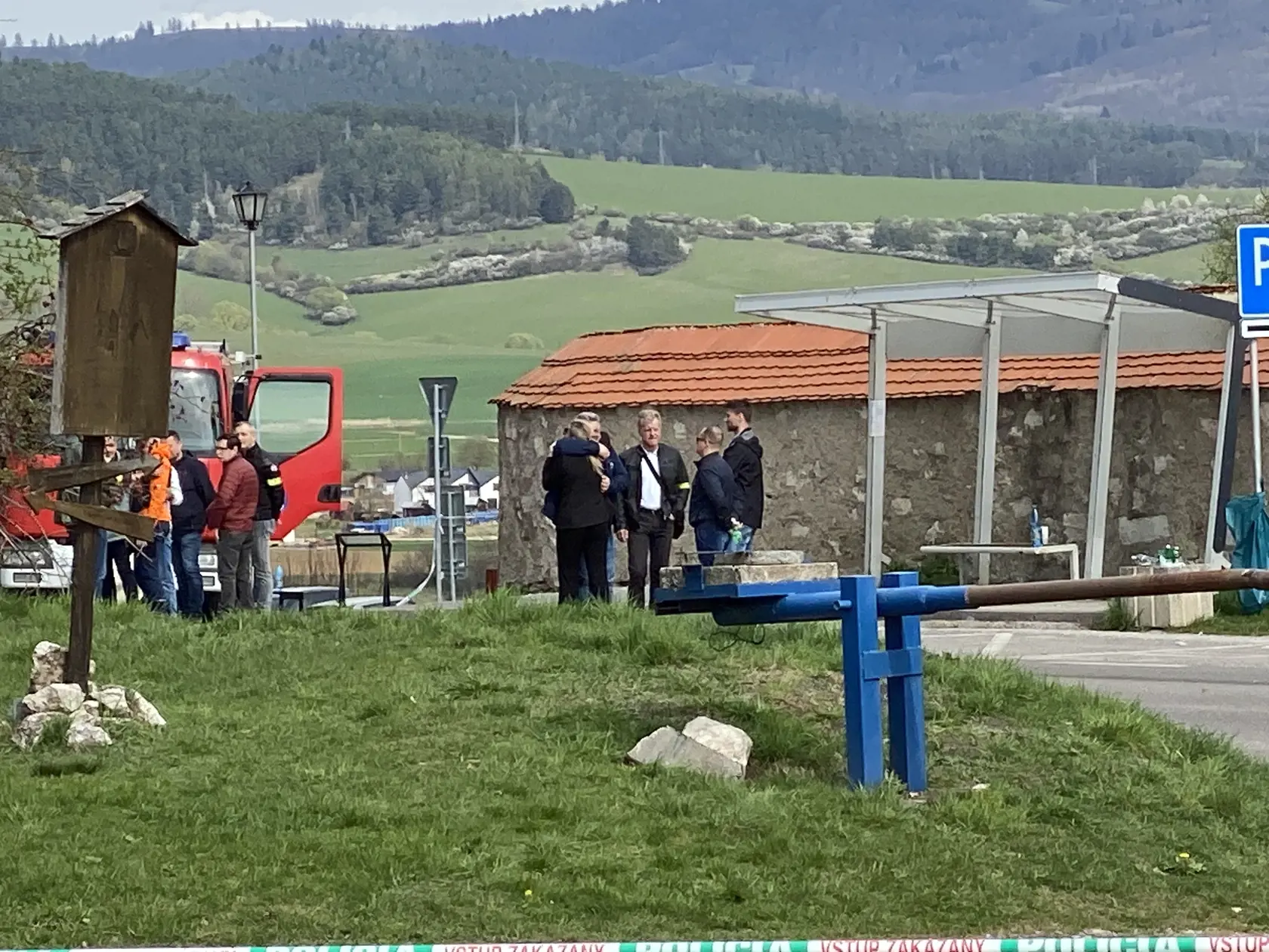 Na miesto tragédie prišli aj dvaja otcovia obetí.
