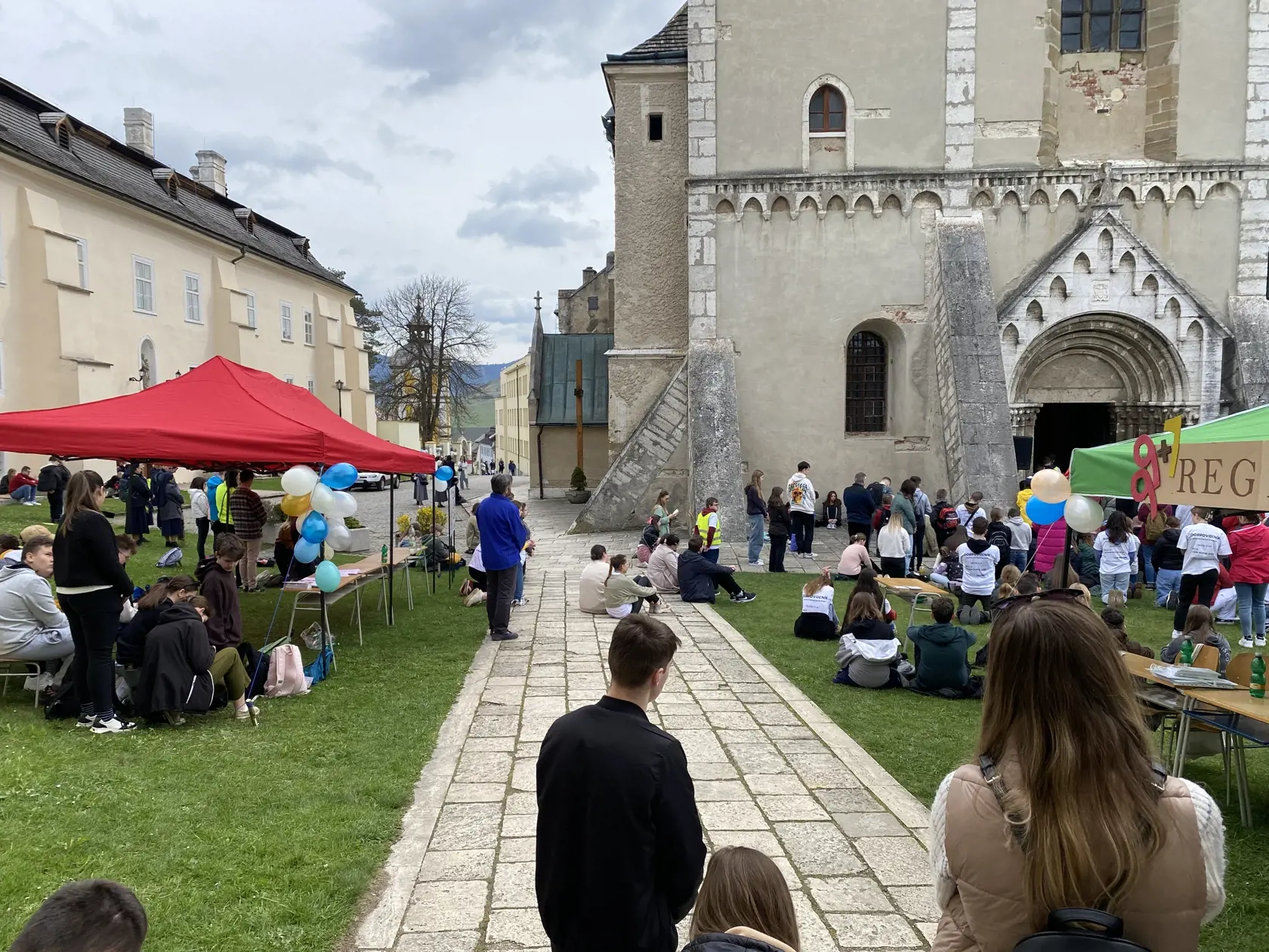 Zádušná omša za obete nehody v Spišskom Podhradí v Katedrále sv. Martina v Spišskej Kapitule za účasti návštevníkov plánovaného diecézneho stretnutia mládeže so spišským biskupom Františekom Trstenským. Namierené tam malo 1600 mladých ľudí.