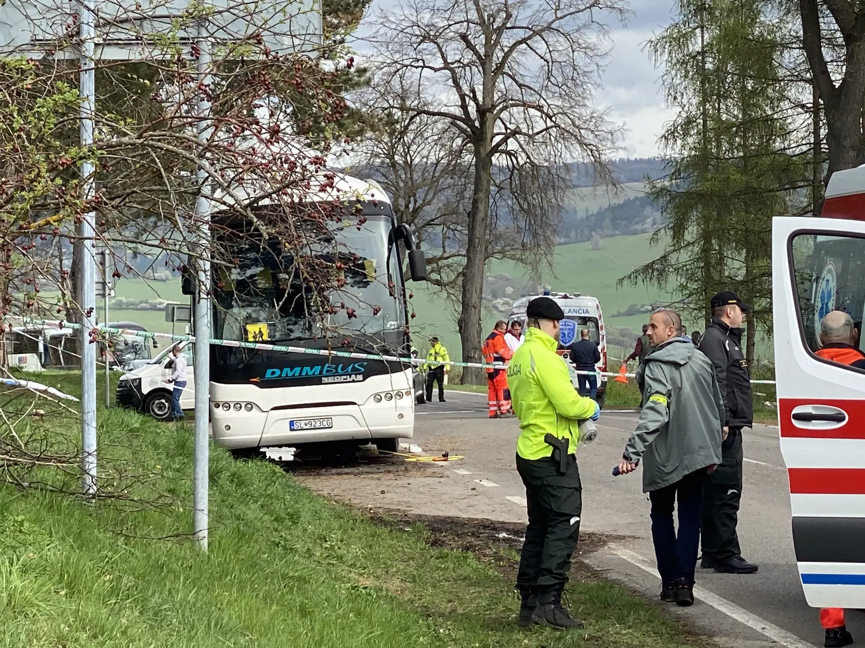 Zábery z miesta nehody pri Spišskej Kapitule v Spišskom Podhradí (okres Levoča), ktorá sa stala ráno 6. apríla 2024. Jej účastníkmi sa stalo desať mladých ľudí, ktorí sa dostali do stretu s autobusom, ktorý ich priviezol zo Starej Ľubovne na stretnutie mládeže so spišským diecéznym biskupom Františkom Trstenským. Autobus sa dal do pohybu a narazil do mladých ľudí. V deň udalosti tri dievčatá na následky nehody zomreli. Na miesto policajti dlhé hodiny zabezpečovali dôkazy.
