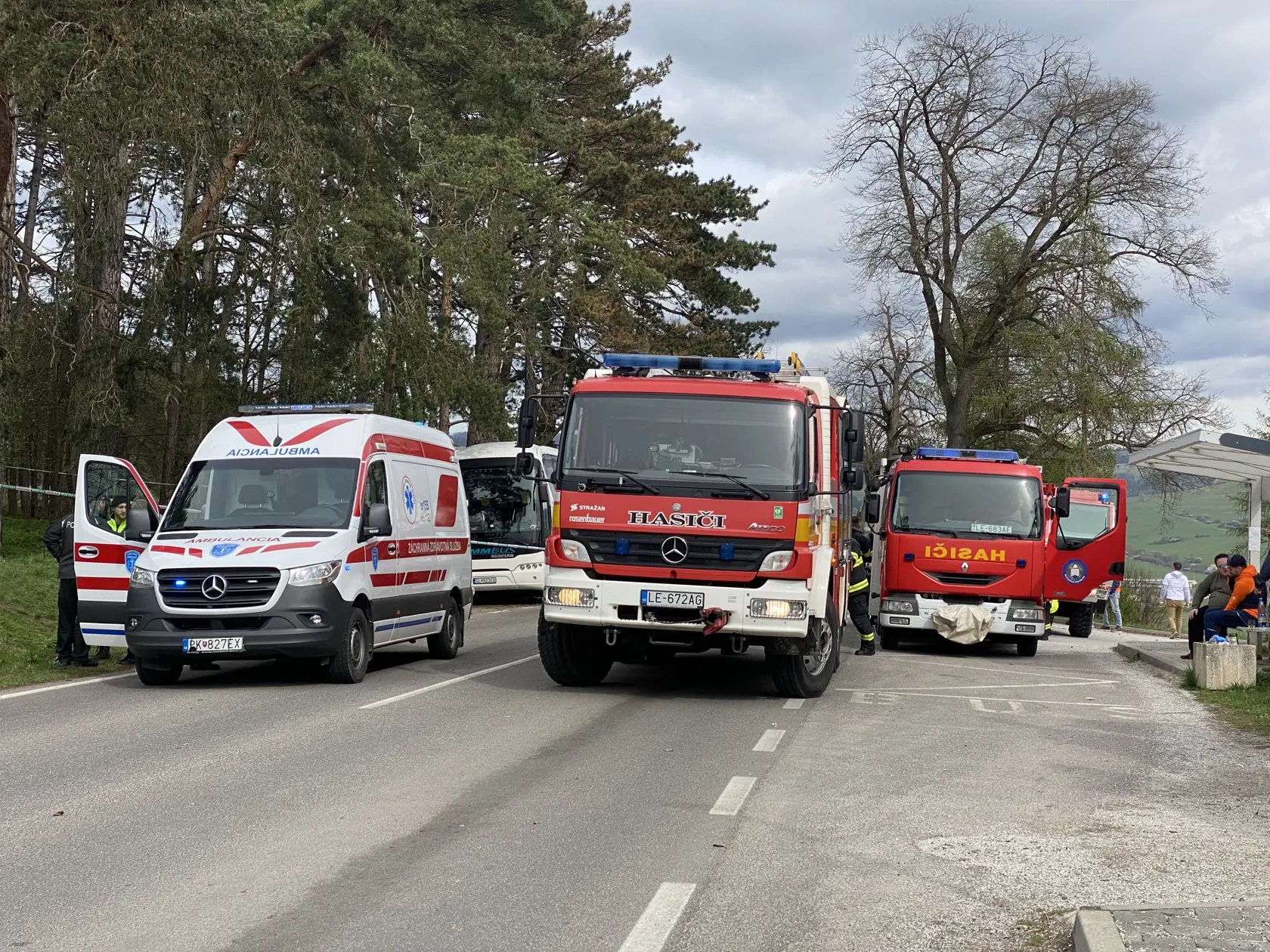 Zábery z miesta nehody pri Spišskej Kapitule v Spišskom Podhradí (okres Levoča), ktorá sa stala ráno 6. apríla 2024. Jej účastníkmi sa stalo desať mladých ľudí, ktorí sa dostali do stretu s autobusom, ktorý ich priviezol zo Starej Ľubovne na stretnutie mládeže so spišským diecéznym biskupom Františkom Trstenským. Autobus sa dal do pohybu a narazil do mladých ľudí. V deň udalosti tri dievčatá na následky nehody zomreli. Na miesto policajti dlhé hodiny zabezpečovali dôkazy.