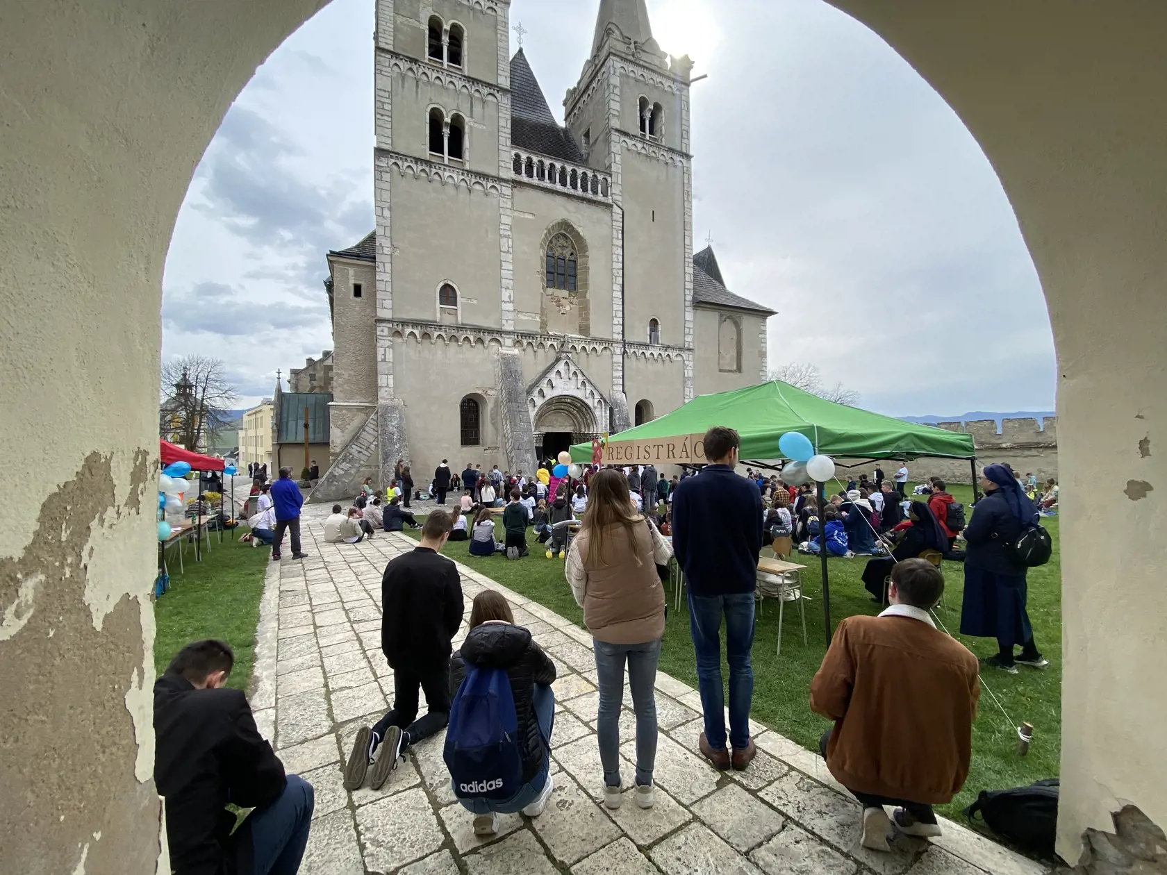 Program stretnutia zrušili, biskup za účasti návštevníkov plánovaného podujatia odslúžil zádušnú omšu.