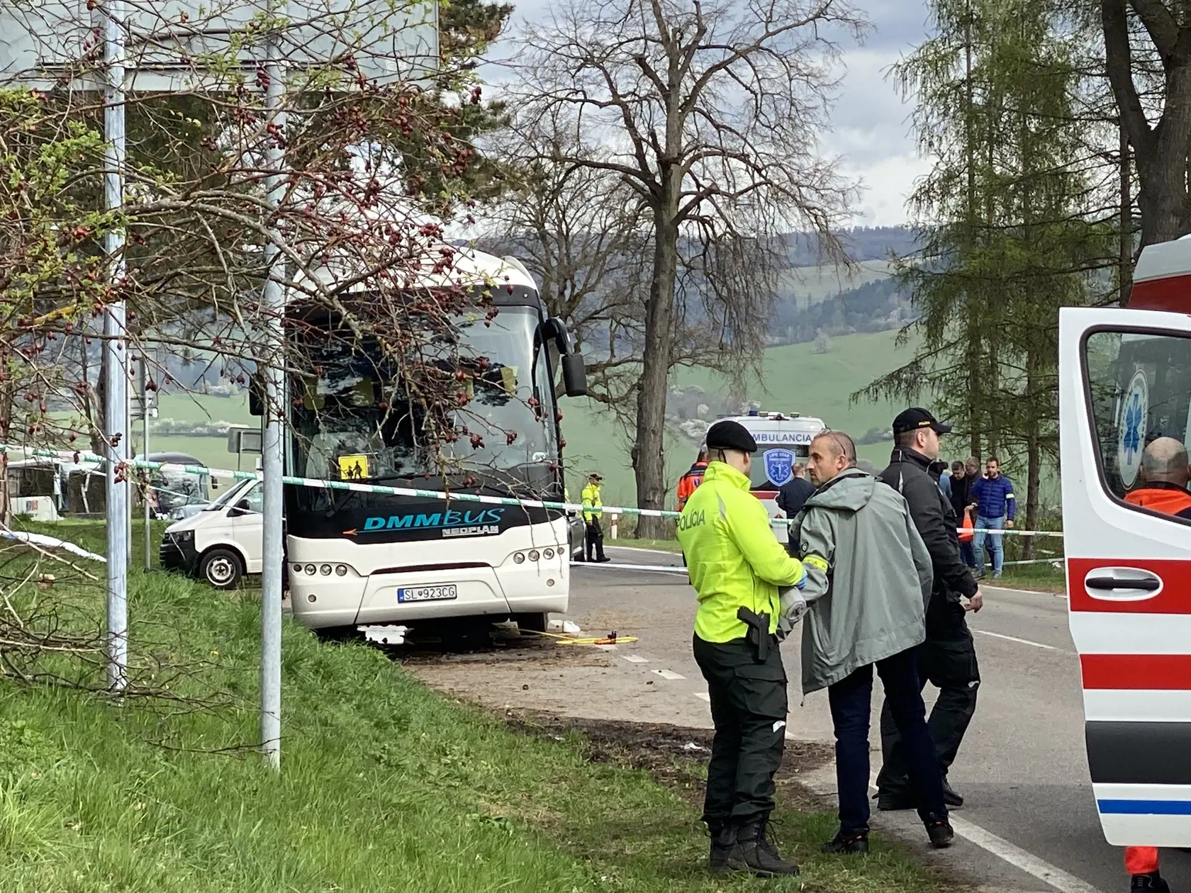 Zábery z miesta nehody pri Spišskej Kapitule v Spišskom Podhradí (okres Levoča), ktorá sa stala ráno 6. apríla 2024. Jej účastníkmi sa stalo desať mladých ľudí, ktorí sa dostali do stretu s autobusom, ktorý ich priviezol zo Starej Ľubovne na stretnutie mládeže so spišským diecéznym biskupom Františkom Trstenským. Autobus sa dal do pohybu a narazil do mladých ľudí. V deň udalosti tri dievčatá na následky nehody zomreli.