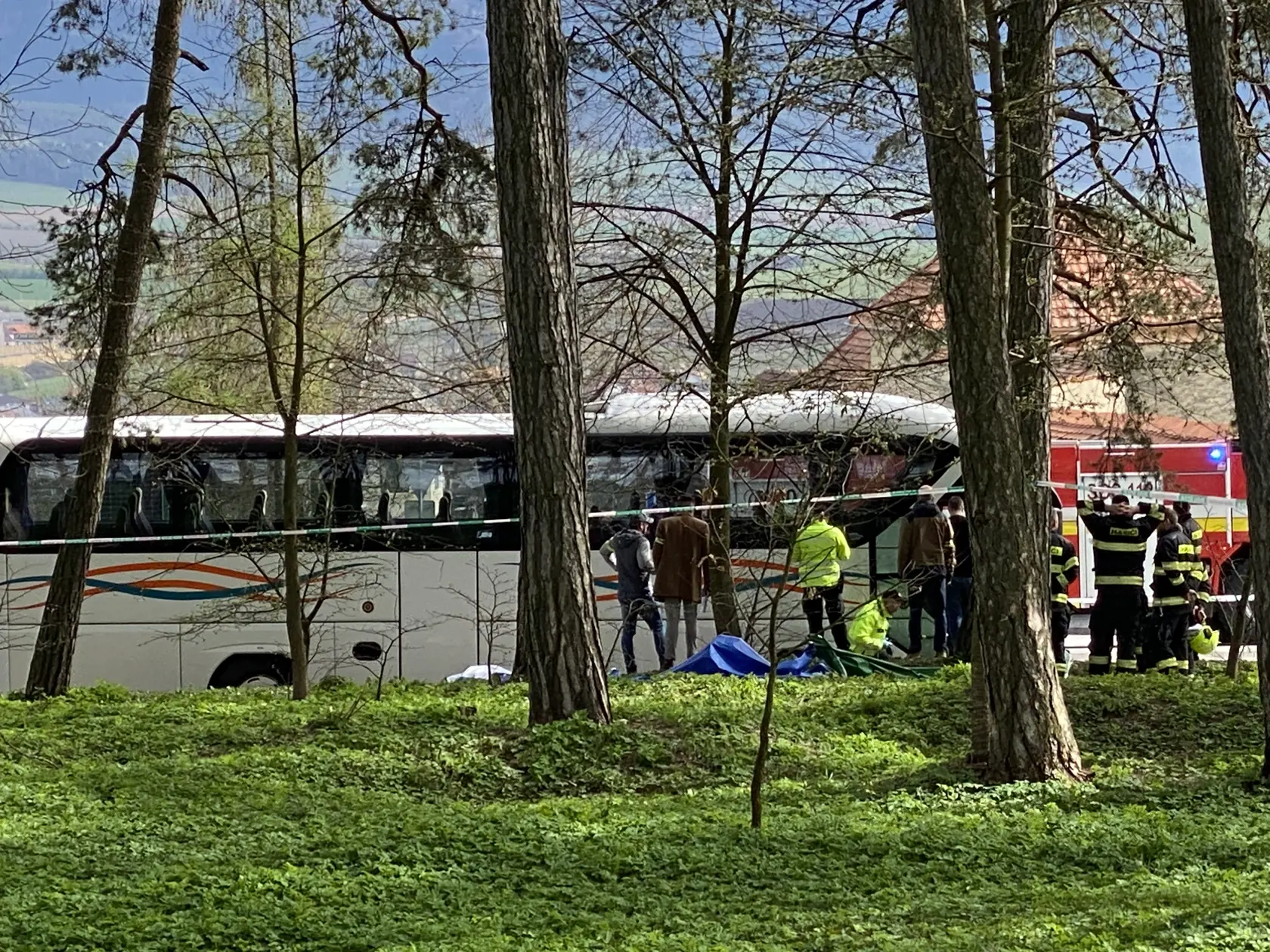 Zábery z miesta nehody pri Spišskej Kapitule v Spišskom Podhradí (okres Levoča), ktorá sa stala ráno 6. apríla 2024. Jej účastníkmi sa stalo desať mladých ľudí, ktorí sa dostali do stretu s autobusom, ktorý ich priviezol zo Starej Ľubovne na stretnutie mládeže so spišským diecéznym biskupom Františkom Trstenským. Autobus sa dal do pohybu a narazil do mladých ľudí. V deň udalosti tri dievčatá na následky nehody zomreli. Na miesto policajti dlhé hodiny zabezpečovali dôkazy.