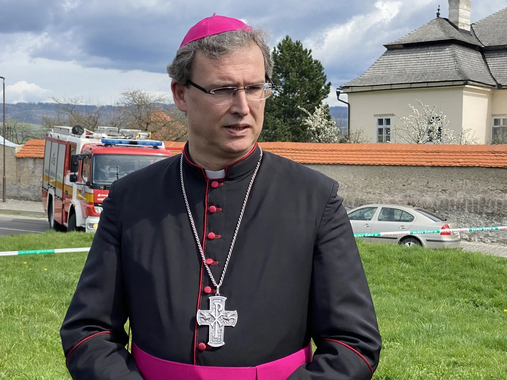Spišský diecézny biskup František Trstenský je medzi mládežou v diecéze mimoriadne obľúbený. Aj preto na stretnutie s ním prišlo 1600 mladých ľudí, medzi nimi aj výprava zo Starej Ľubovne. Do desiatich z nich narazil autobus vo chvíli, keď stáli pred ním. Vozidlo sa z neznámych príčin dalo do pohybu. Tri dievčatá následkam zranení podľahlo. Biskup niesol tragédiu ťažko.