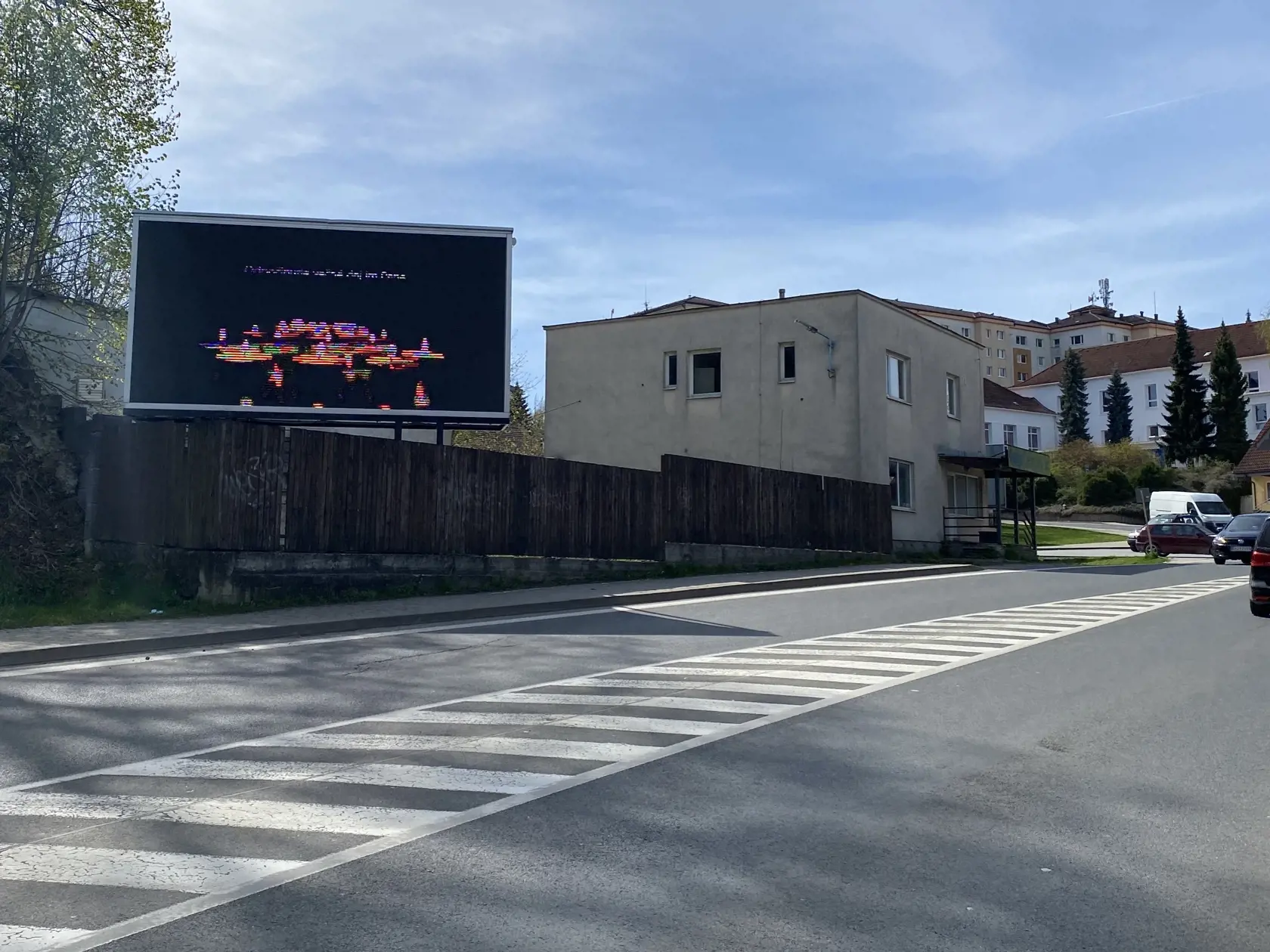 Svetelný bilboard na jednej z ulíc do centra Starej Ľubovne oznamuje, že sa mesto zahalilo do smútku.
