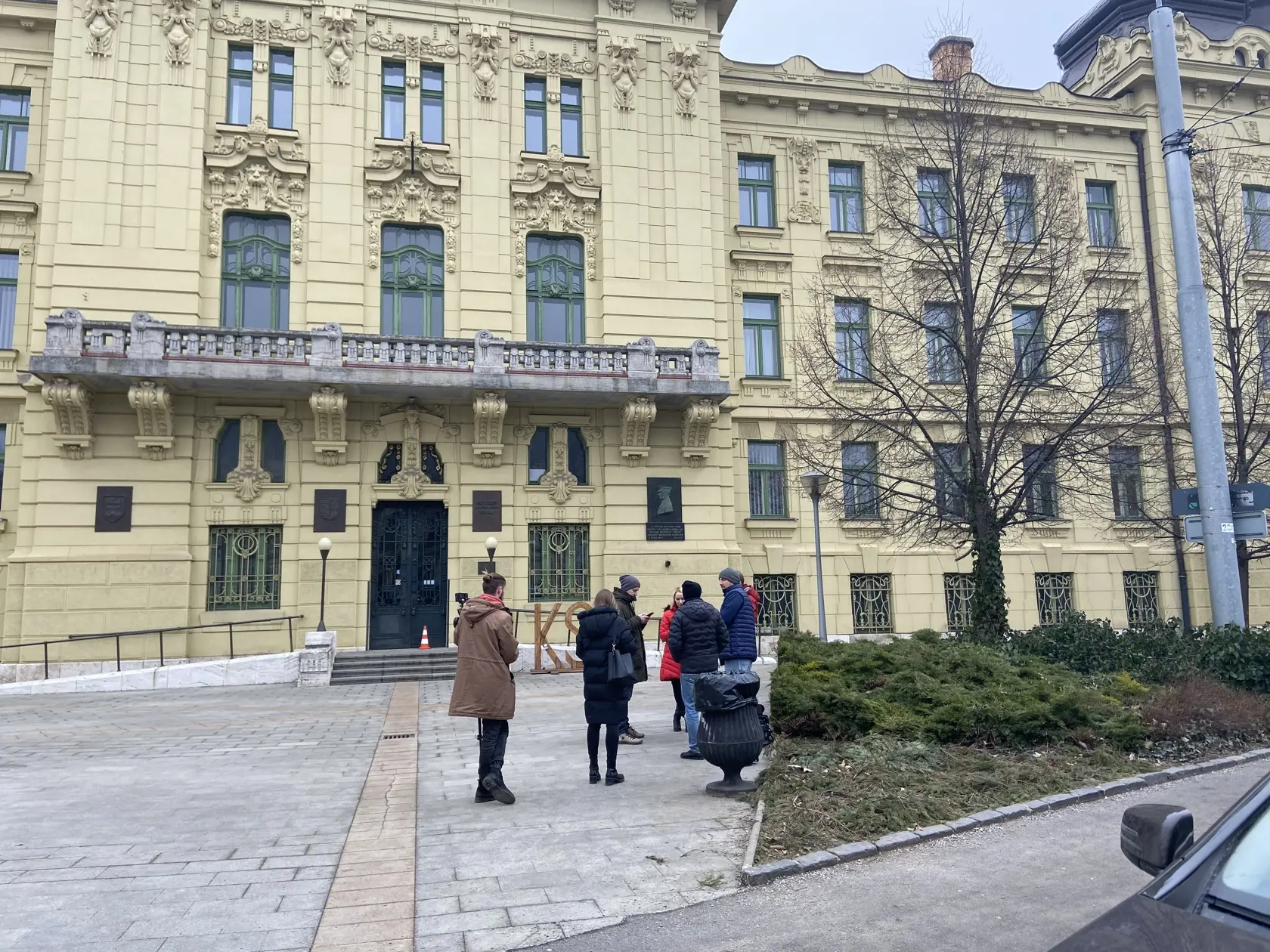 Novinári mapovali dianie na úrade. Komunikačné tvrdilo, že oficiálne nemajú od nikoho potvrdené, že Trnka je zadržaný.