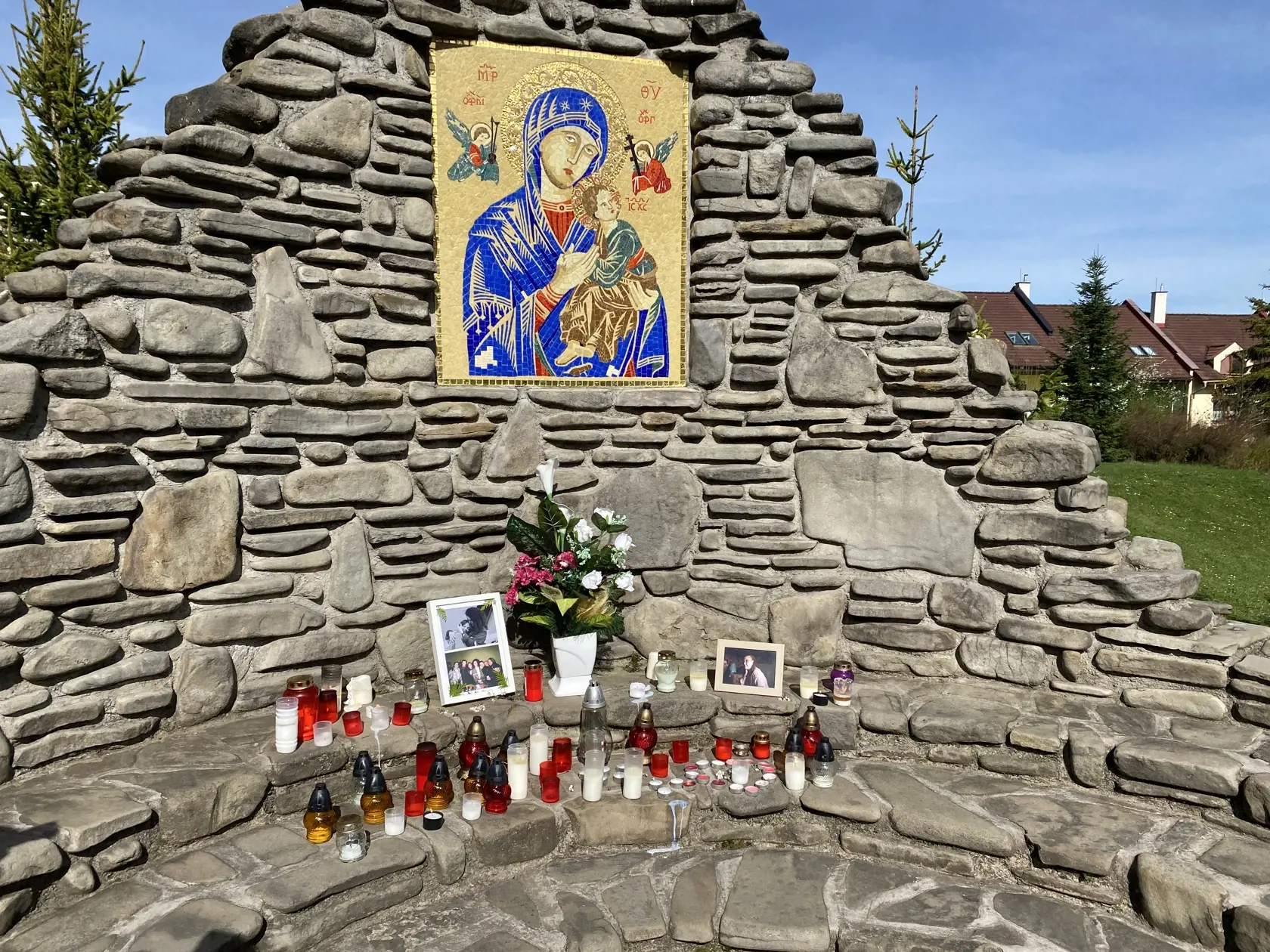 Pri kostole, kde sa uskutoční pohreb zosnulých dievčat, je pietne miesto.