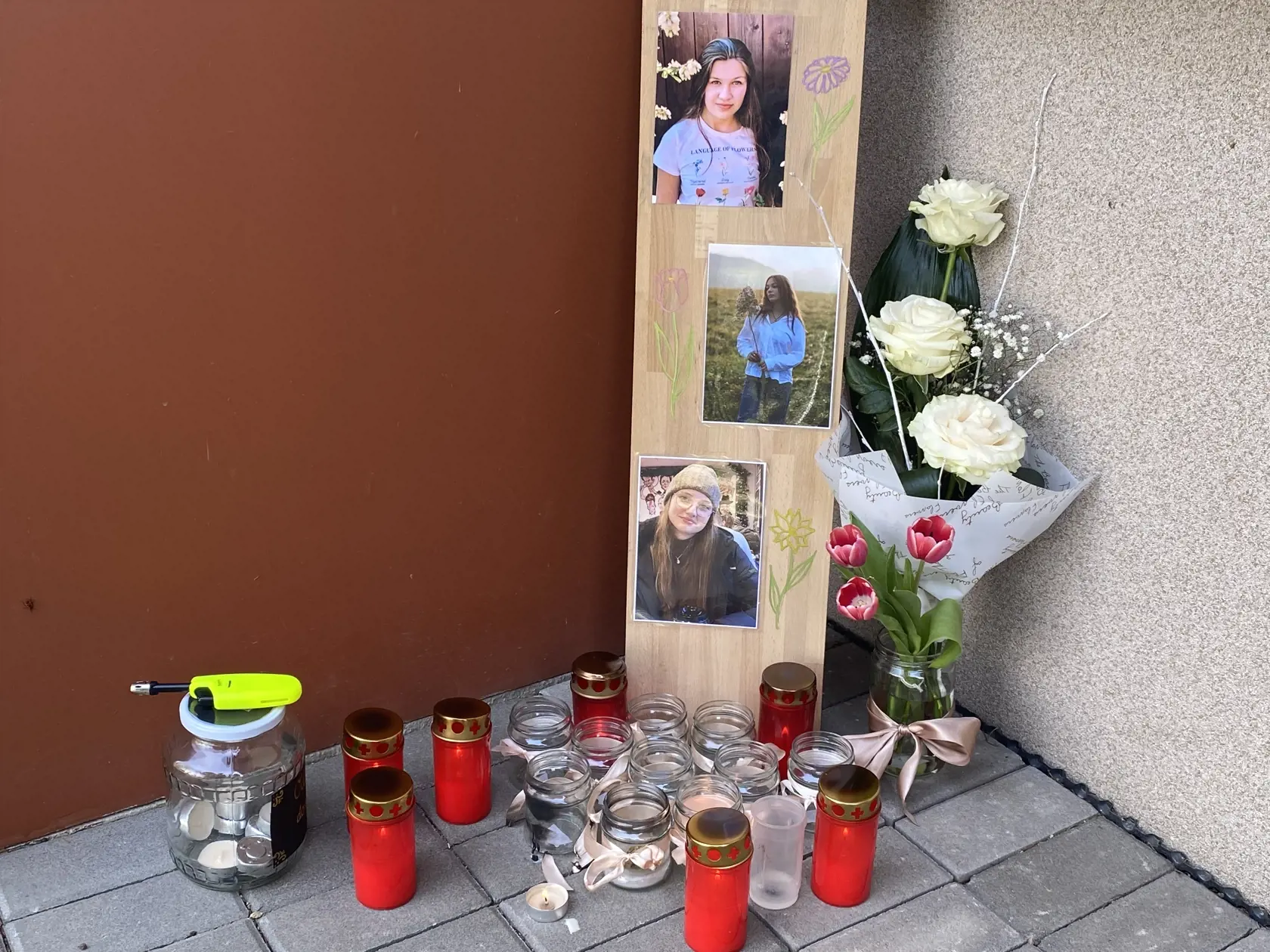 Dievčatám pripravili pietne miesto aj pred vchodom do Základnej umeleckej školy Jána Melkoviča v Starej Ľubovni, ktorú navštevovali. Zronený riaditeľ školy Ján Sivuľka vravel o Sofii ako o mimoriadnom speváckom talente.