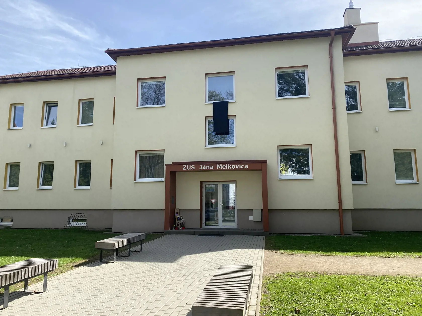 Dievčatám pripravili pietne miesto aj pred vchodom do Základnej umeleckej školy Jána Melkoviča v Starej Ľubovni, ktorú navštevovali. Zronený riaditeľ školy Ján Sivuľka vravel o Sofii ako o mimoriadnom speváckom talente.