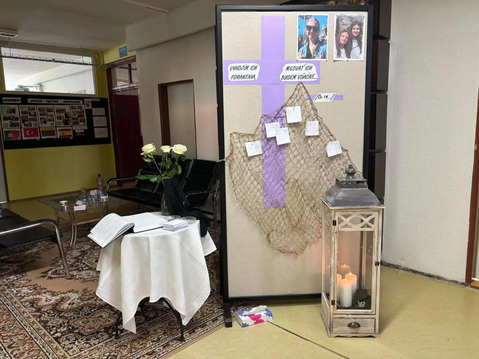 Pietne miesto na gymnáziu v rámci psychoterapie pripravili spolužiaci zosnulých dievčat.