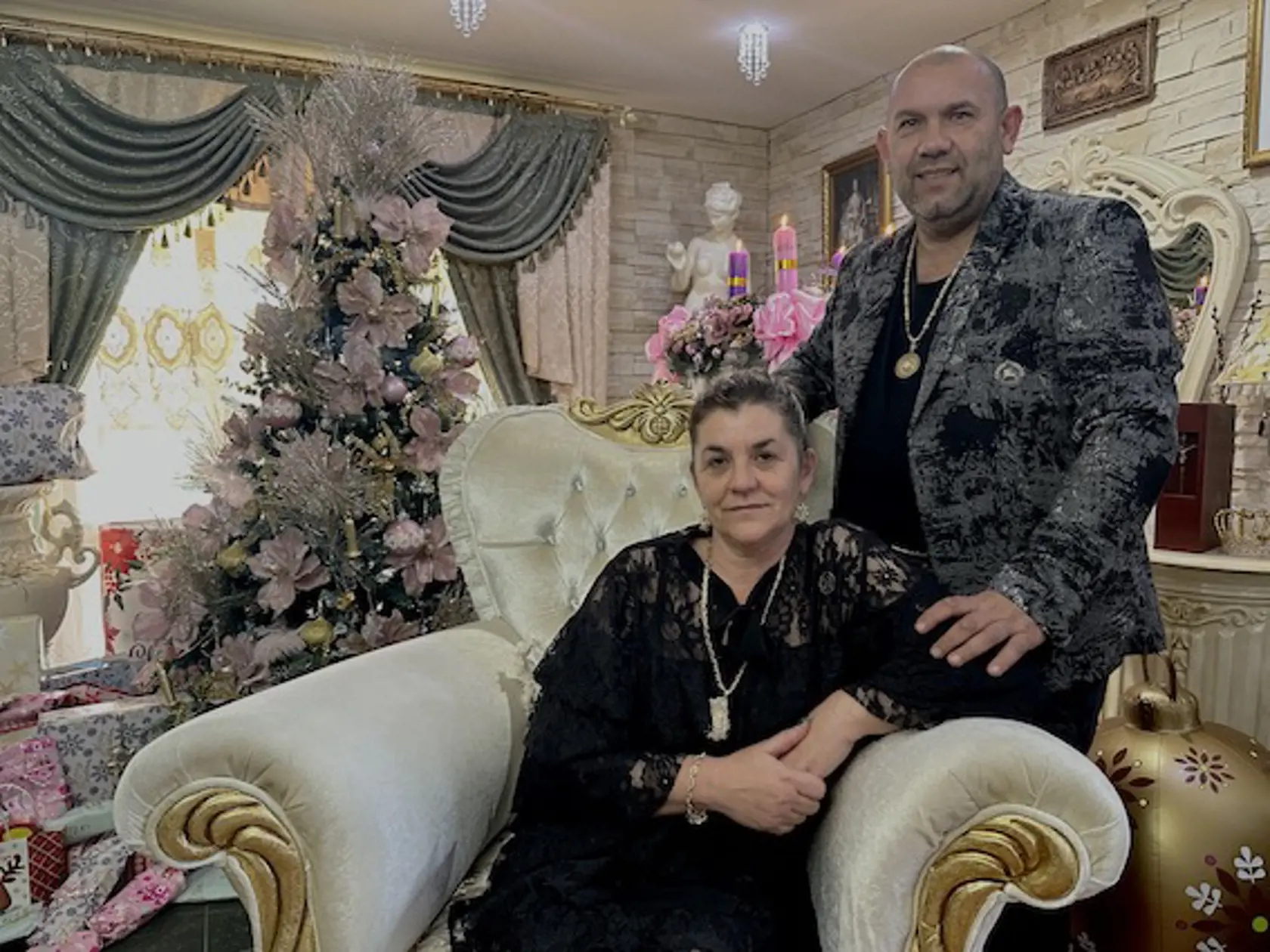 Božena a Tibor Filkovci z Trnávky pri Sečovciach milujú Vianoce. Pani domu je Slovenka, tradíciu bohato predzdobeného interiéru si vzala za svoju.