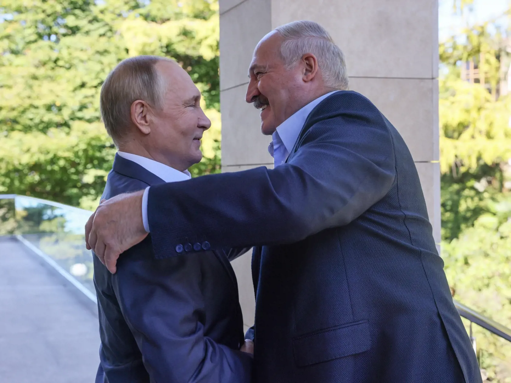 EBE 34 Soči - Na snímke vľavo ruský prezident Vladimir Putin a bieloruský prezident Alexander Lukašenko sa objímajú počas stretnutia v rezidencii Bočarov Ručei v čiernomorskom letovisku Soči 26. septembra 2022. FOTO TASR/AP

Russian President Vladimir Putin and Belarusian President Alexander Lukashenko greet each other during their meeting in the Bocharov Ruchei residence in the Black Sea resort of Sochi, Russia, Monday, Sept. 26, 2022. (Gavriil Grigorov, Sputnik, Kremlin Pool Photo via AP)