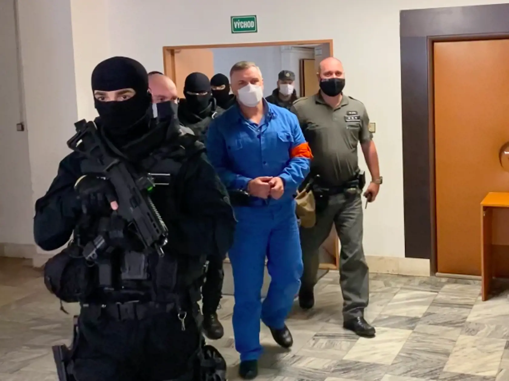 Mikuláša Černáka priviezli na prešovský okresný súd v putách. Na rozdiel od neho mal jeho bývalý poskok Slavomír Surový aj takzvaného medveďa, putá aj na nohách.
