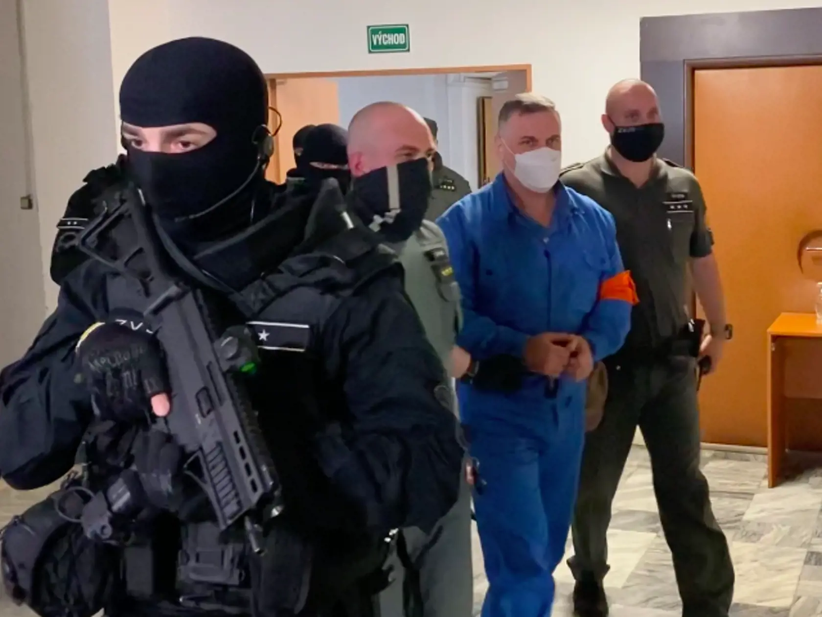 Mikuláša Černáka priviezli na prešovský okresný súd v putách. Na rozdiel od neho mal jeho bývalý poskok Slavomír Surový aj takzvaného medveďa, putá aj na nohách.