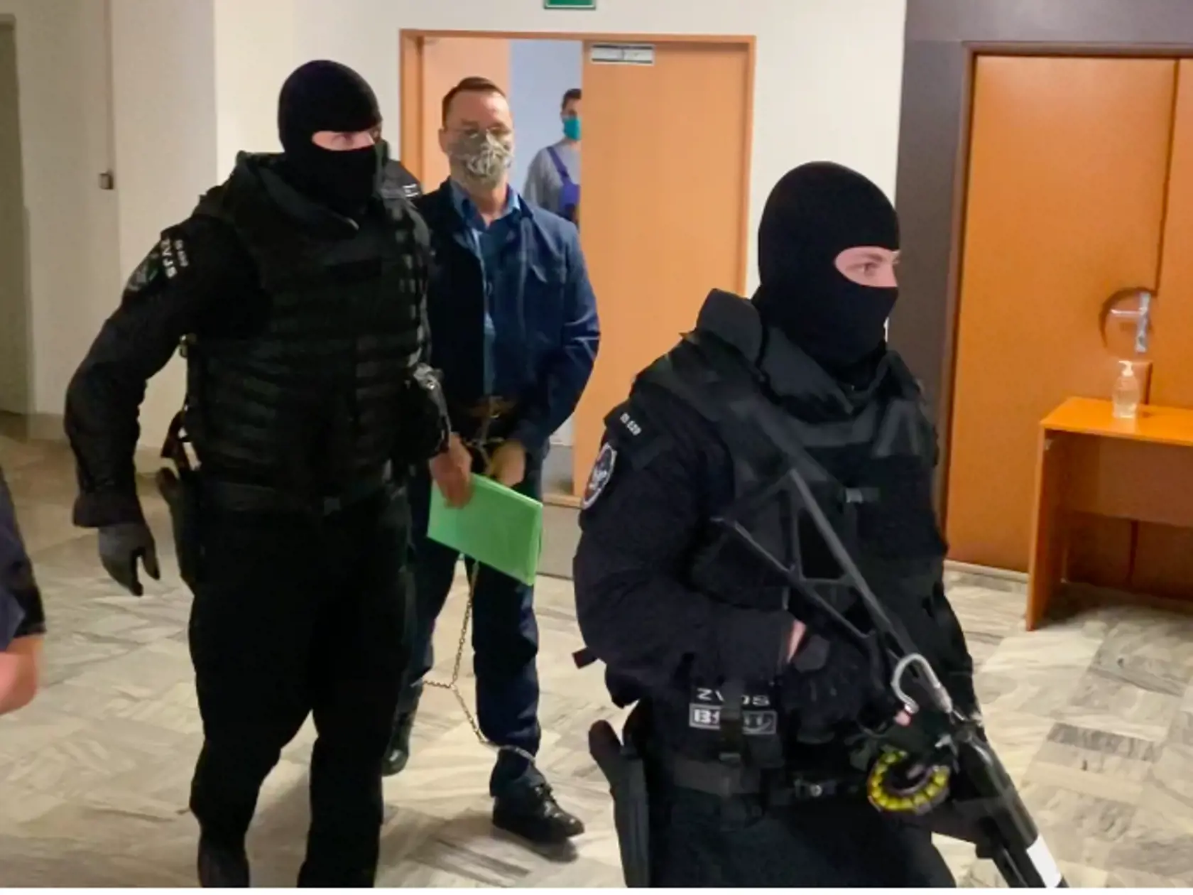 Slavomír Surový žiada obnovu procesu, vypovedať v jeho prospech má aj jeho exšéf Mikuláš Černák. Na súd ho priviedli s putami na rukách aj nohách.