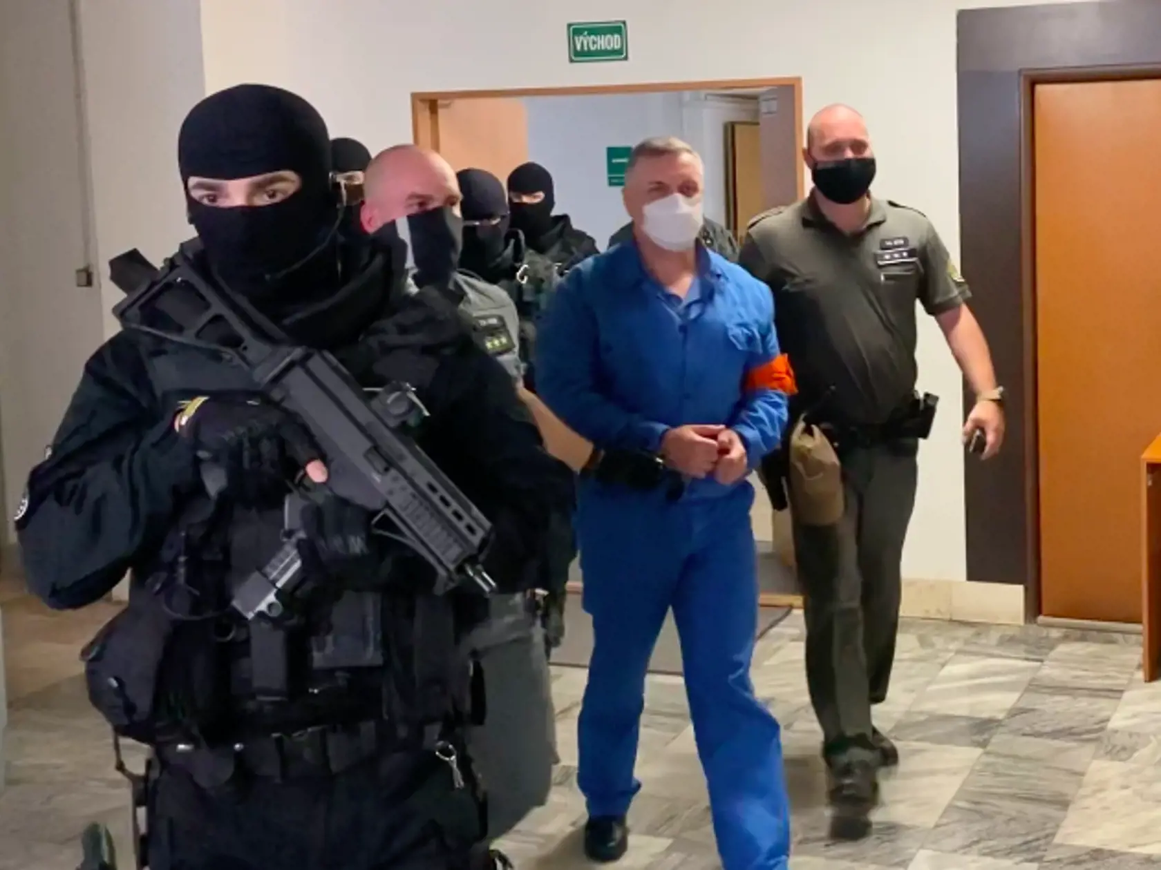 Mikuláša Černáka priviezli na prešovský okresný súd v putách. Na rozdiel od neho mal jeho bývalý poskok Slavomír Surový aj takzvaného medveďa, putá aj na nohách.