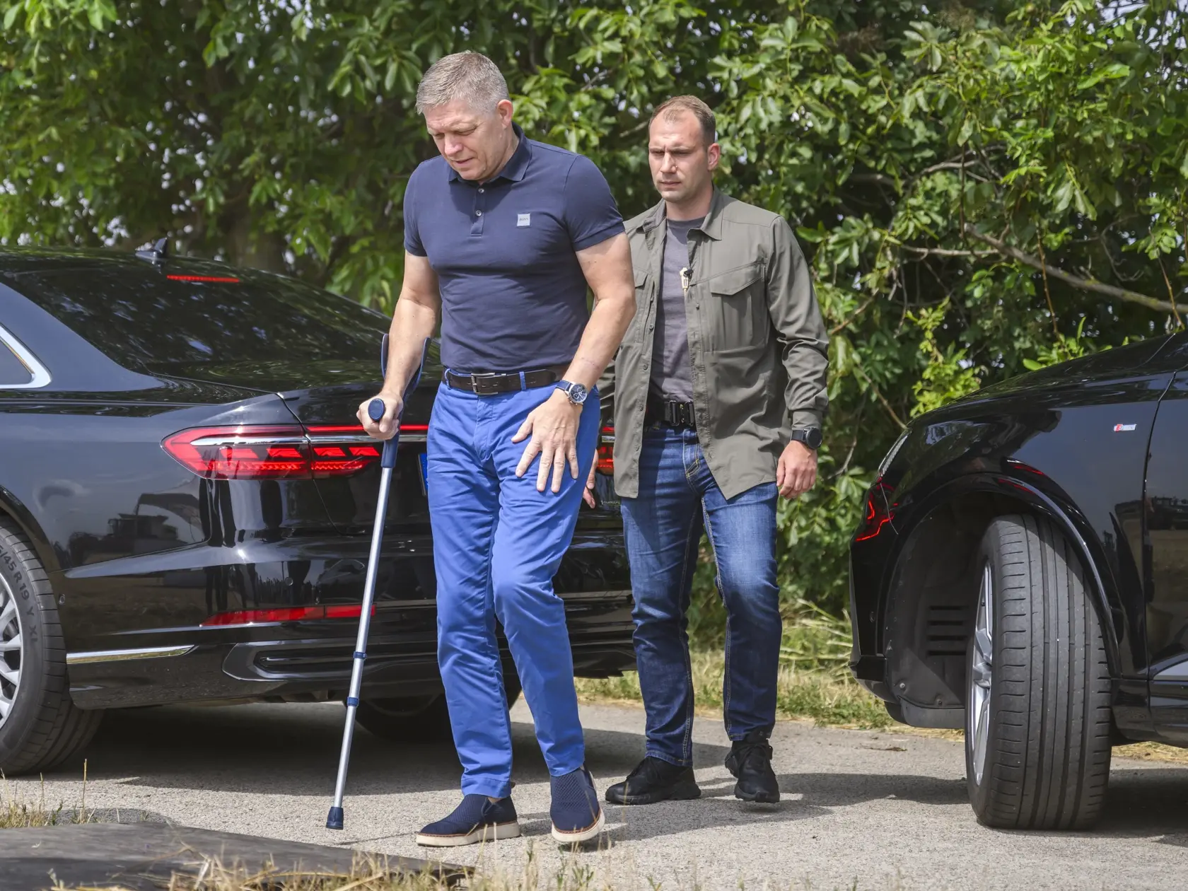 Na snímke predseda vlády SR Robert Fico (Smer-SD) s barlou prichádza na tlačovú konferenciu, na ktorej bude spolu s ministrom pôdohospodárstva   a rozvoja vidieka SR Richardom Takáčom (Smer-SD), zástupcami Slovenskej poľnohospodárskej a potravinárskej komory (SPPK) a miestnych farmárov informovať o priebehu tohtoročnej žatvy na poľnohospodárskom družstve Agro Voderady v obci Slovenská Nová Ves v okrese Trnava v pondelok  8. júla 2024. FOTO TASR - Jaroslav Novák