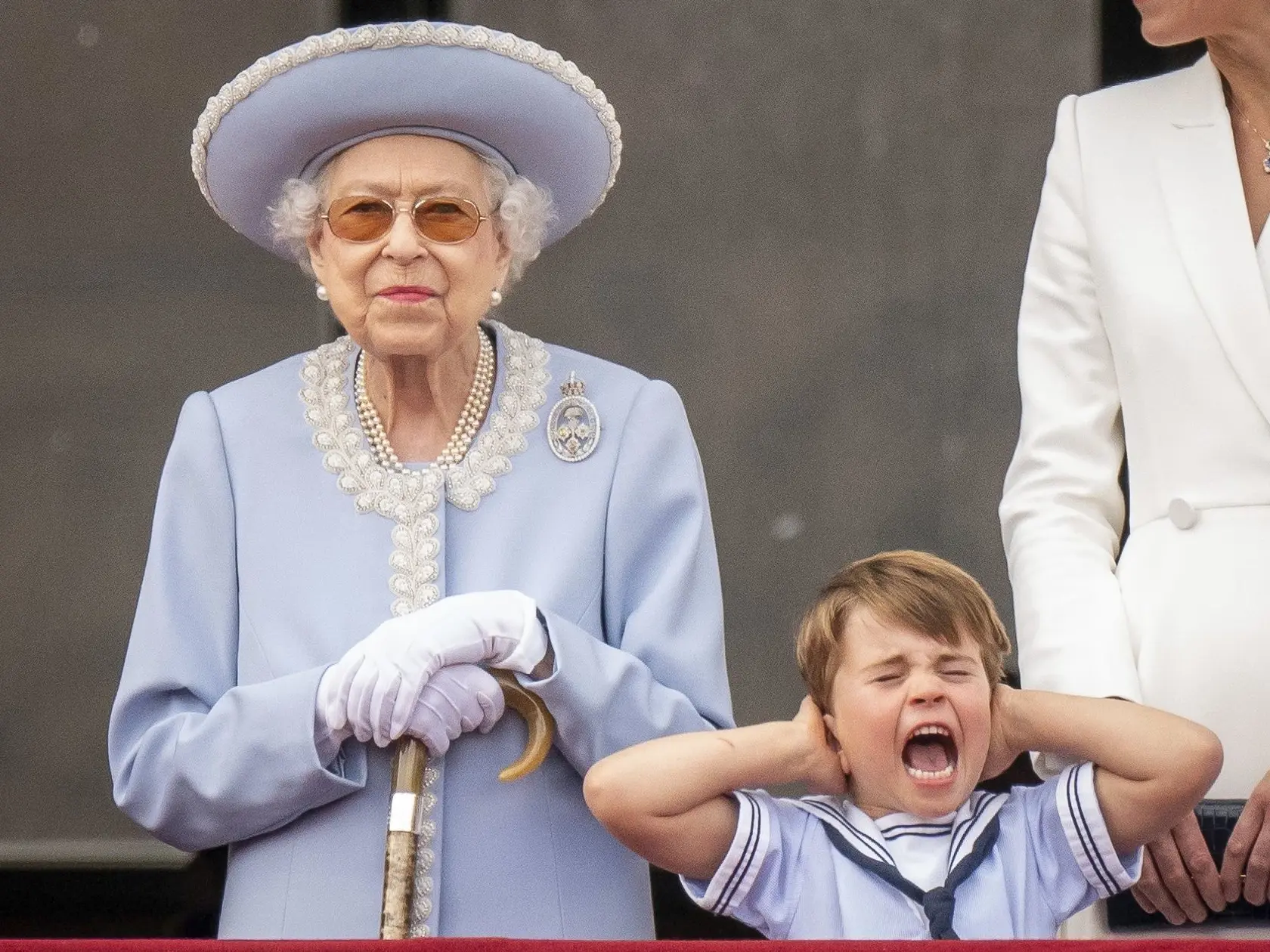 Princ Louis na balkóne Buckinghamského paláca.