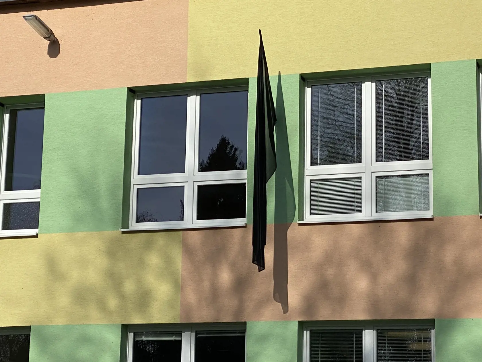 Na staroľubovnianskom cirkevnom gymnáziu, kde nebohé dievčatá študovali, visí čierna zástava.