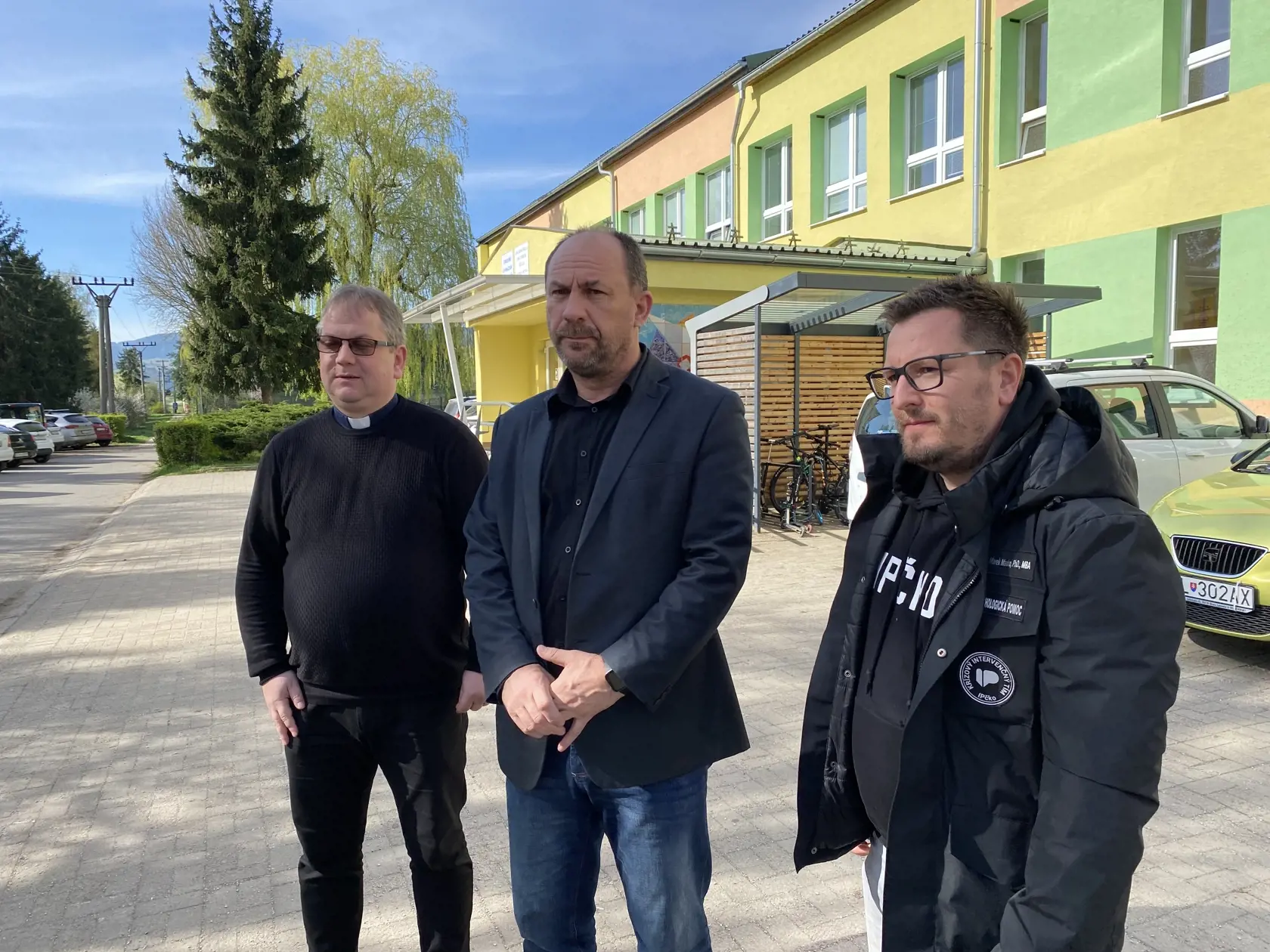 Riaditeľ gymnázia Pavol Chmeliar uviedol, že psychológovia pracujú aj s učiteľmi školy a kresťanskú psychologickú pomoc im podáva aj kňaz. Vikár pre katolícke školy Spišskej diecézy Viktor Pardel dodal, že od pondelkového rána sú prítomní na školy štyria kňazia a snažia sa načúvať žiakom a učiteľom a byť pre nich podporou.