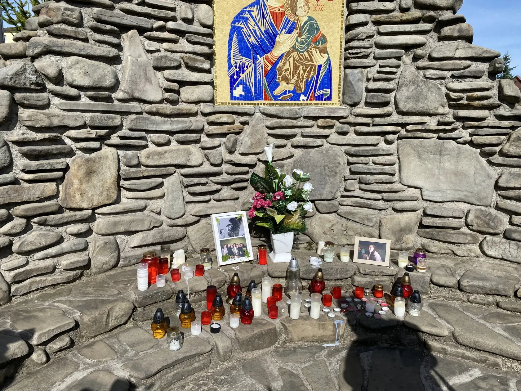 Pri kostole, kde sa uskutoční pohreb zosnulých dievčat, je pietne miesto.