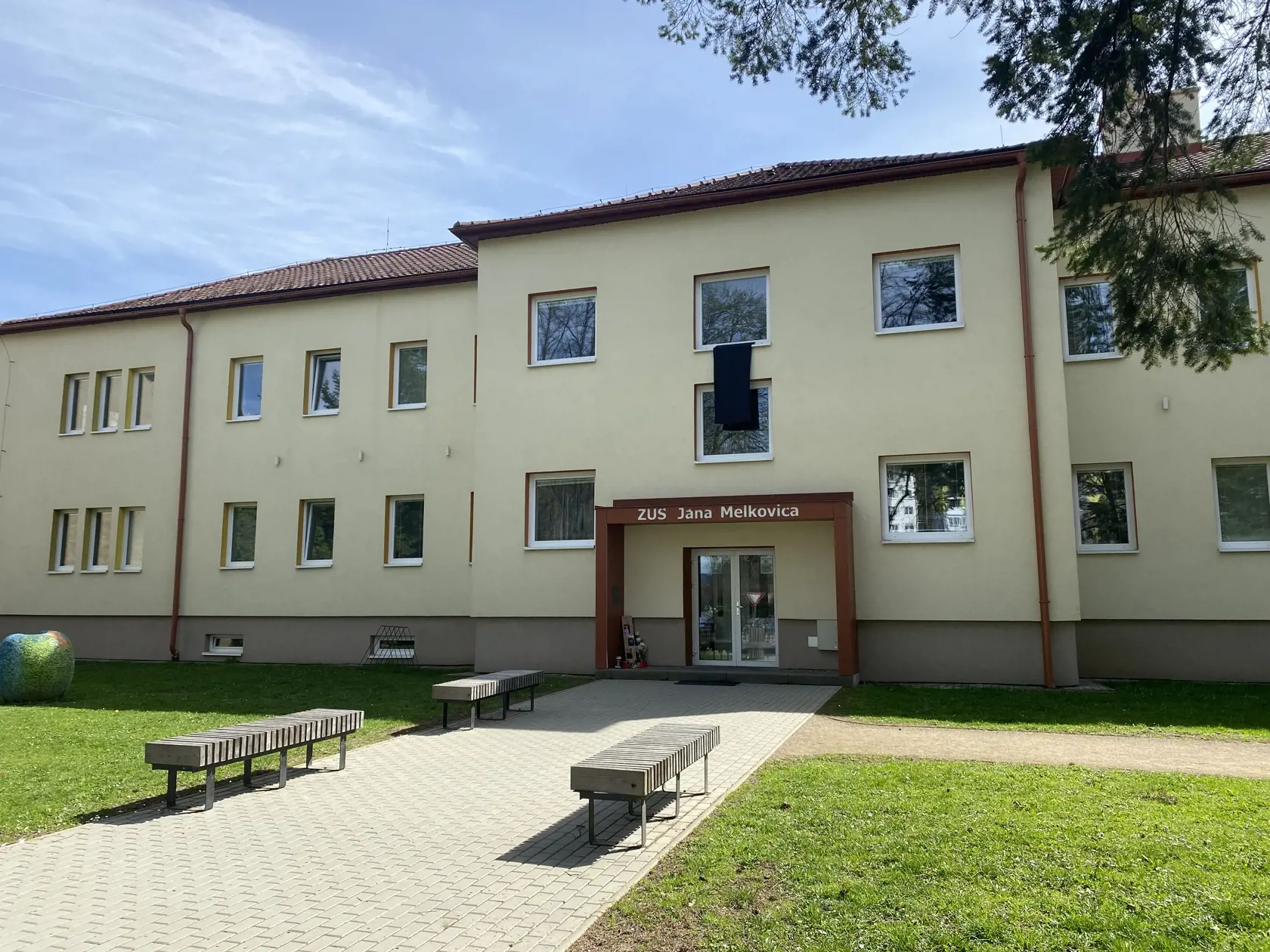 Dievčatám pripravili pietne miesto aj pred vchodom do Základnej umeleckej školy Jána Melkoviča v Starej Ľubovni, ktorú navštevovali. Zronený riaditeľ školy Ján Sivuľka vravel o Sofii ako o mimoriadnom speváckom talente.