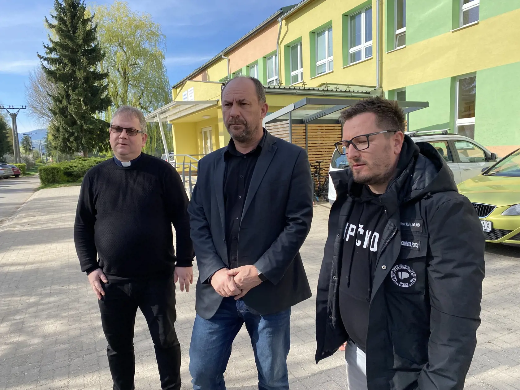 Riaditeľ gymnázia Pavol Chmeliar uviedol, že psychológovia pracujú aj s učiteľmi školy a kresťanskú psychologickú pomoc im podáva aj kňaz. Vikár pre katolícke školy Spišskej diecézy Viktor Pardel dodal, že od pondelkového rána sú prítomní na školy štyria kňazia a snažia sa načúvať žiakom a učiteľom a byť pre nich podporou.