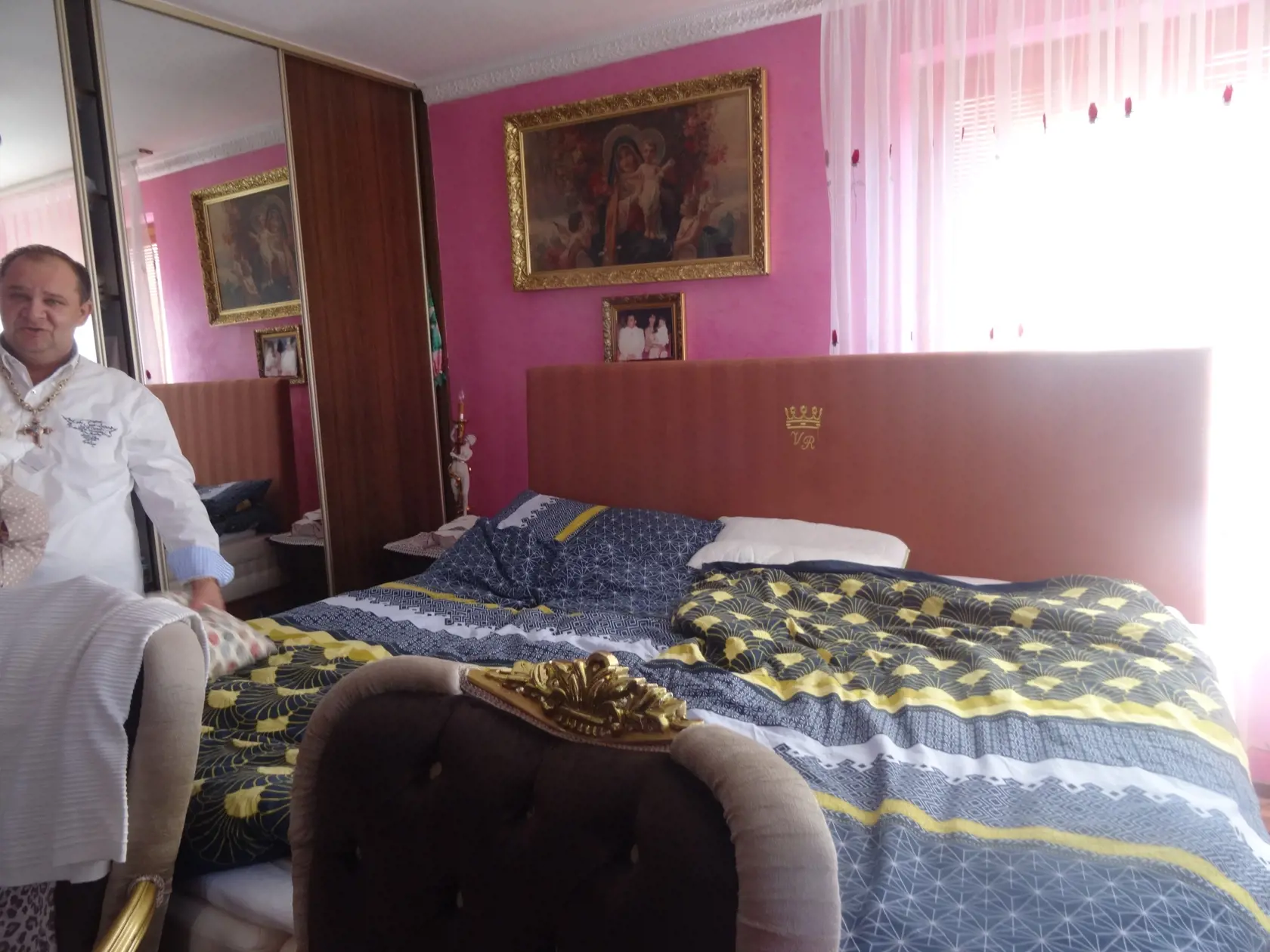 Kvôli bolestiam chrbtice si Botoš nechal vyrobiť špeciálnu posteľ na mieru.