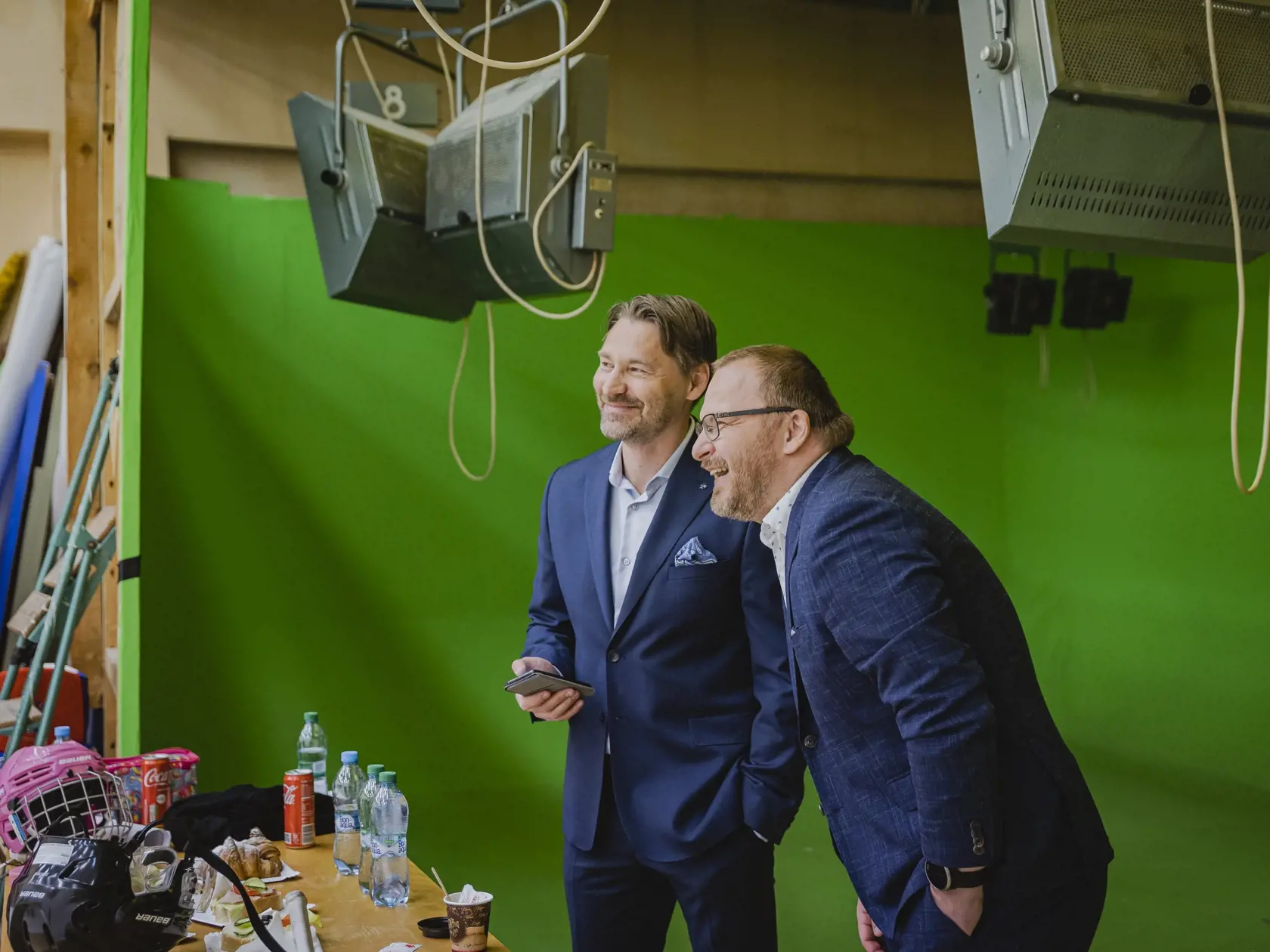 Pavol Gašpar a Vladimír Országh počas fotenia pre kampaň RTVS k Majstrovstvám sveta v ľadovom hokeji 2022.