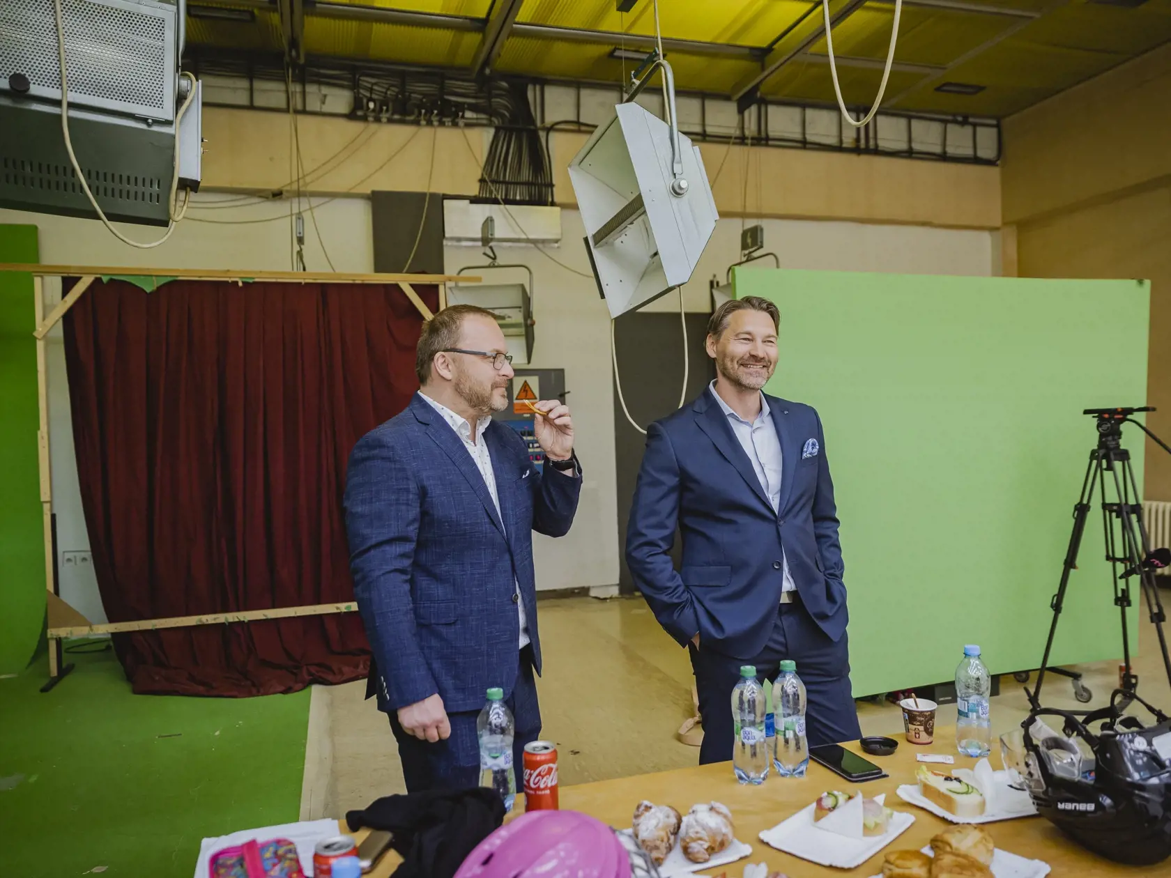 Pavol Gašpar a Vladimír Országh počas fotenia pre kampaň RTVS k Majstrovstvám sveta v ľadovom hokeji 2022.