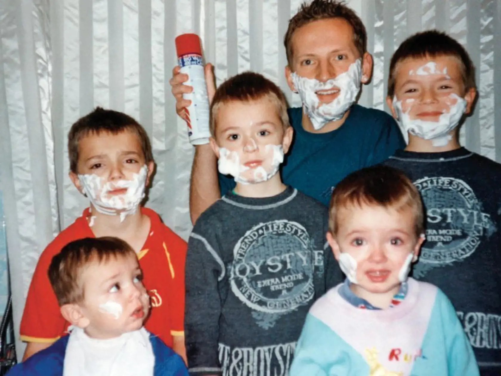 O malých chlapcov v Anglicku sa vedel postarať,